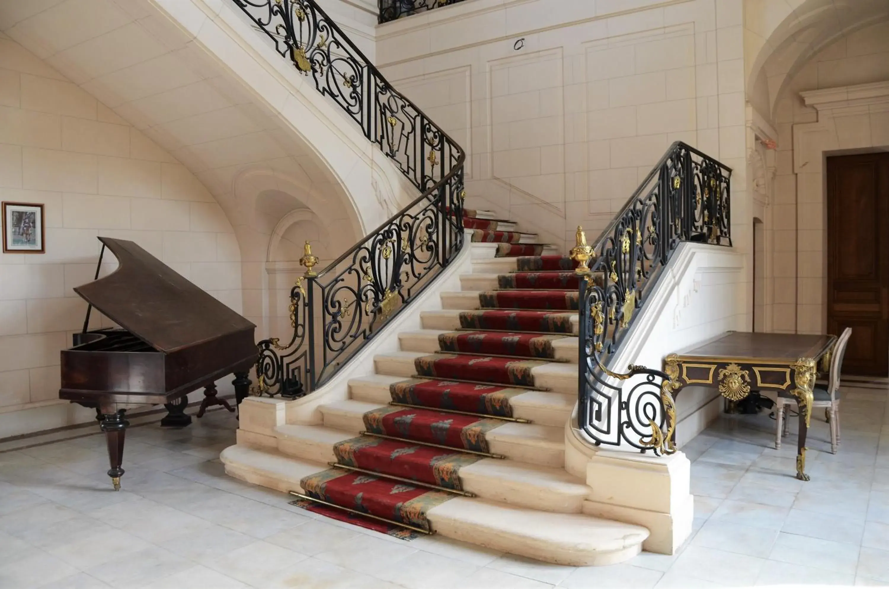 Lobby or reception in The Originals le Château de Dissay Poitiers Lobby or reception in The Originals le Château de Dissay Poitiers