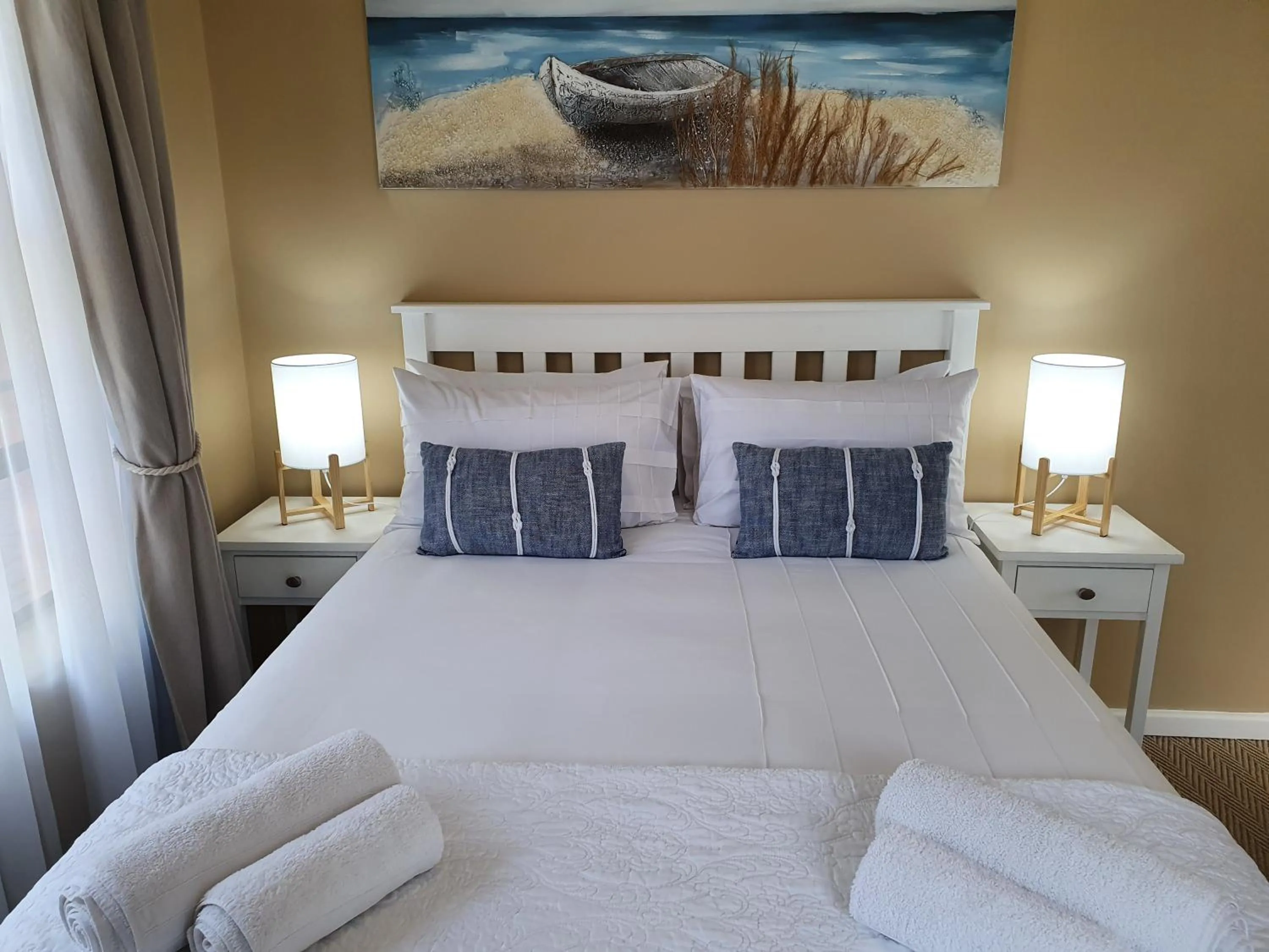 Bedroom, Bed in The Gull