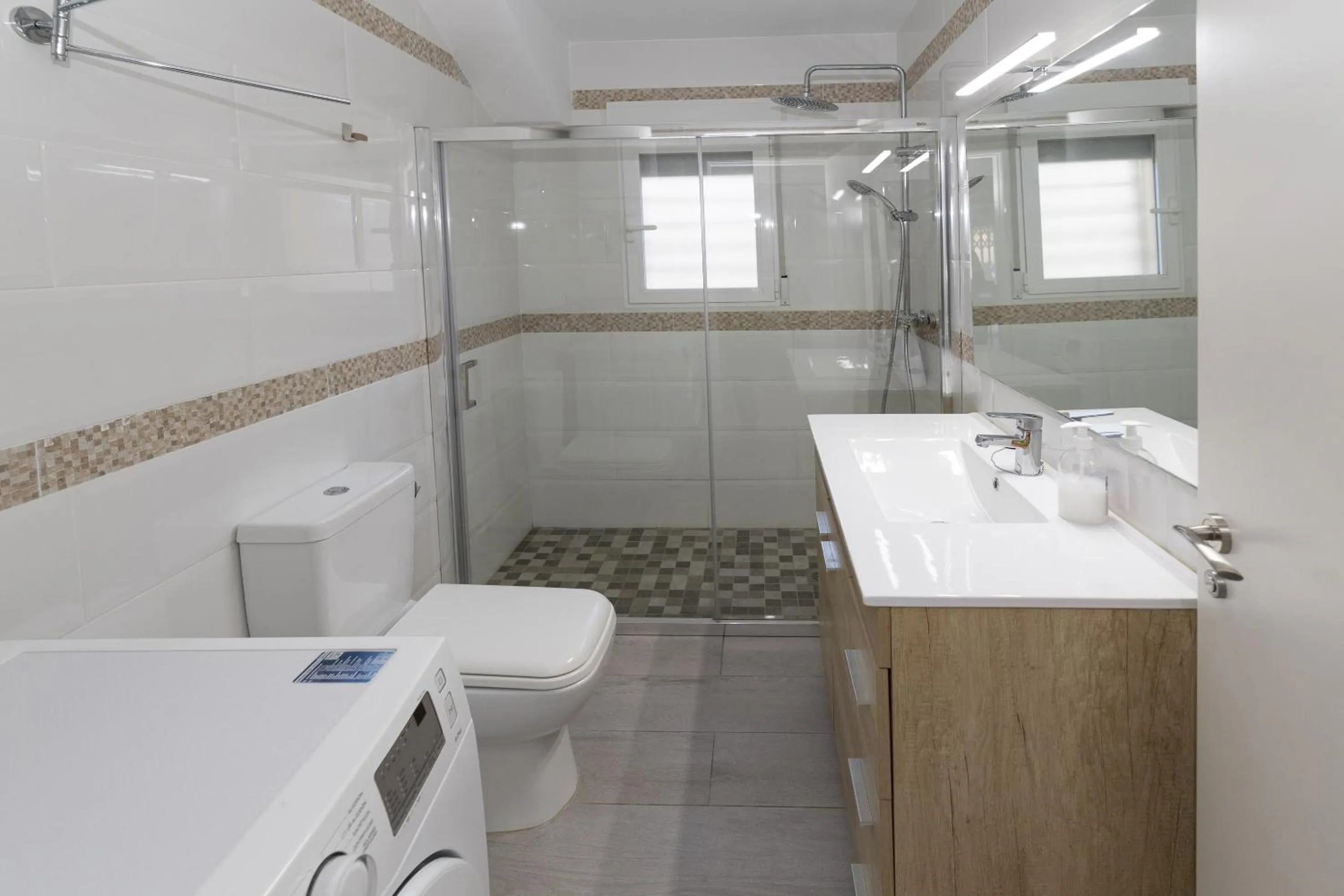 Shower in Trompeta Azul