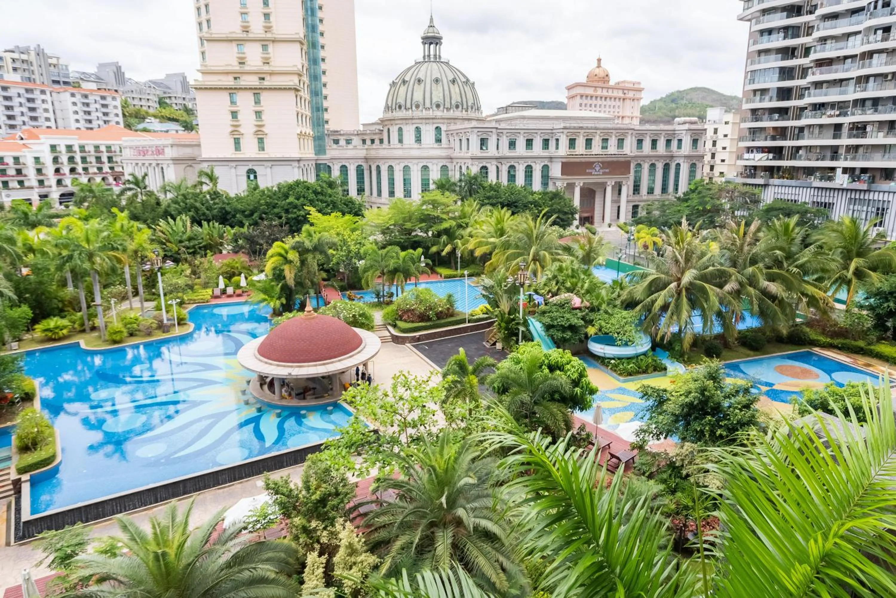 Swimming pool in Sanya Yikehai View Apartments