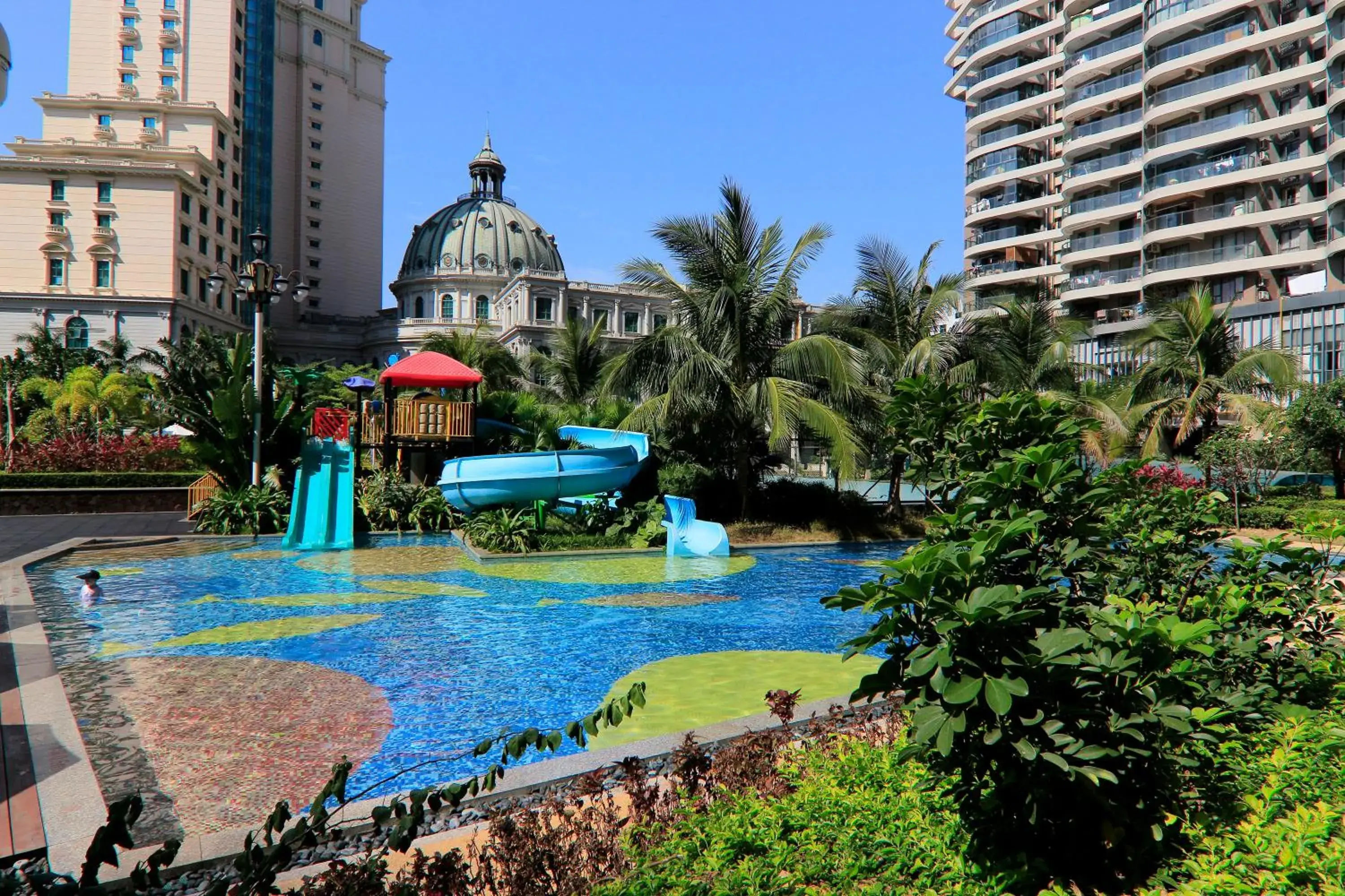 Swimming pool in Sanya Yikehai View Apartments Swimming pool in Sanya Yikehai View Apartments