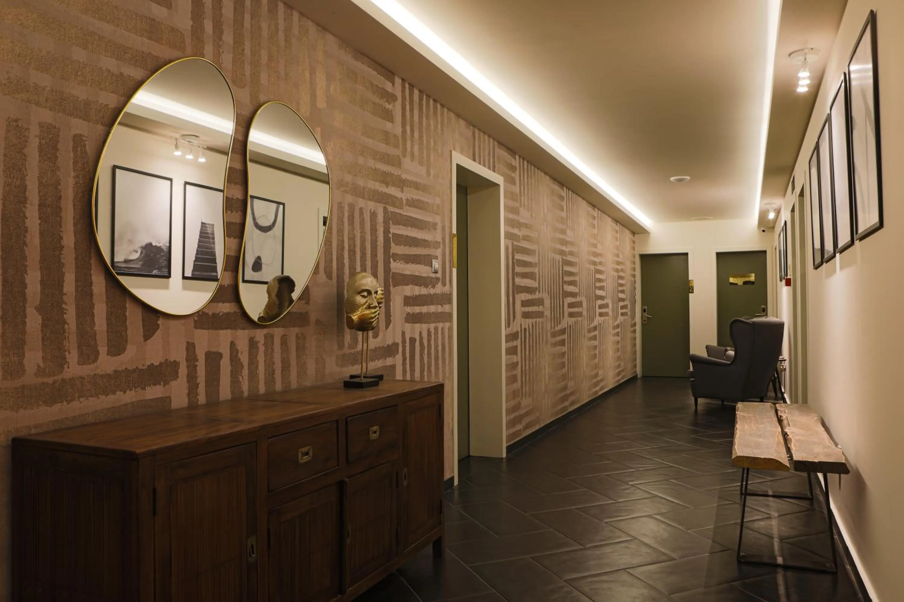 Communal lounge/ TV room in Elite Ermou Suites