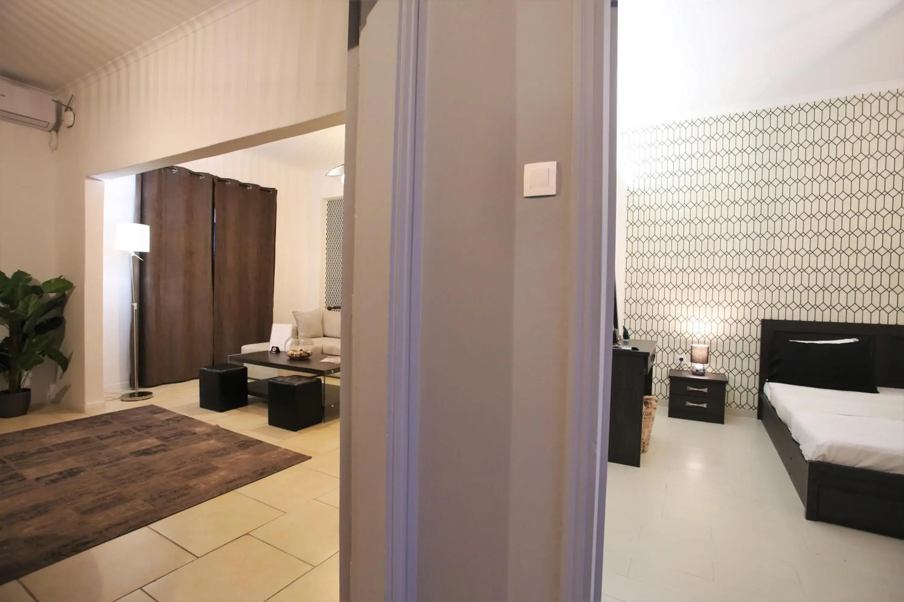 Living room, Bed in GK Athens by GK Properties Living room, Bed in GK Athens by GK Properties