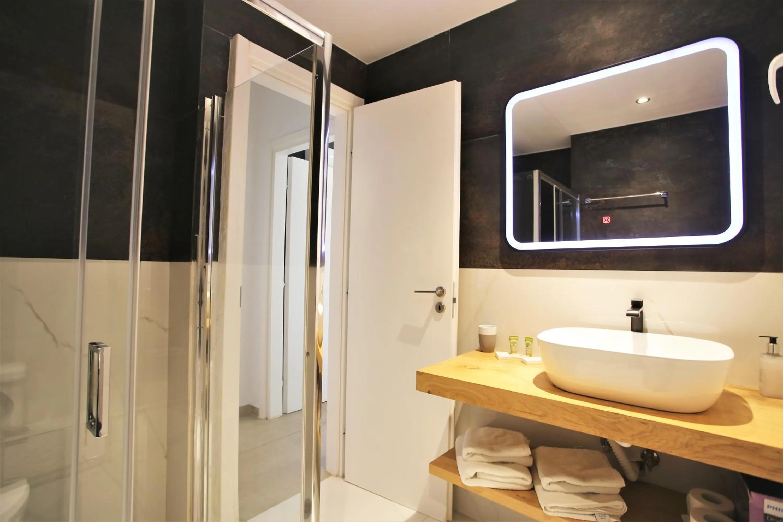 Bathroom in GK Athens by GK Properties