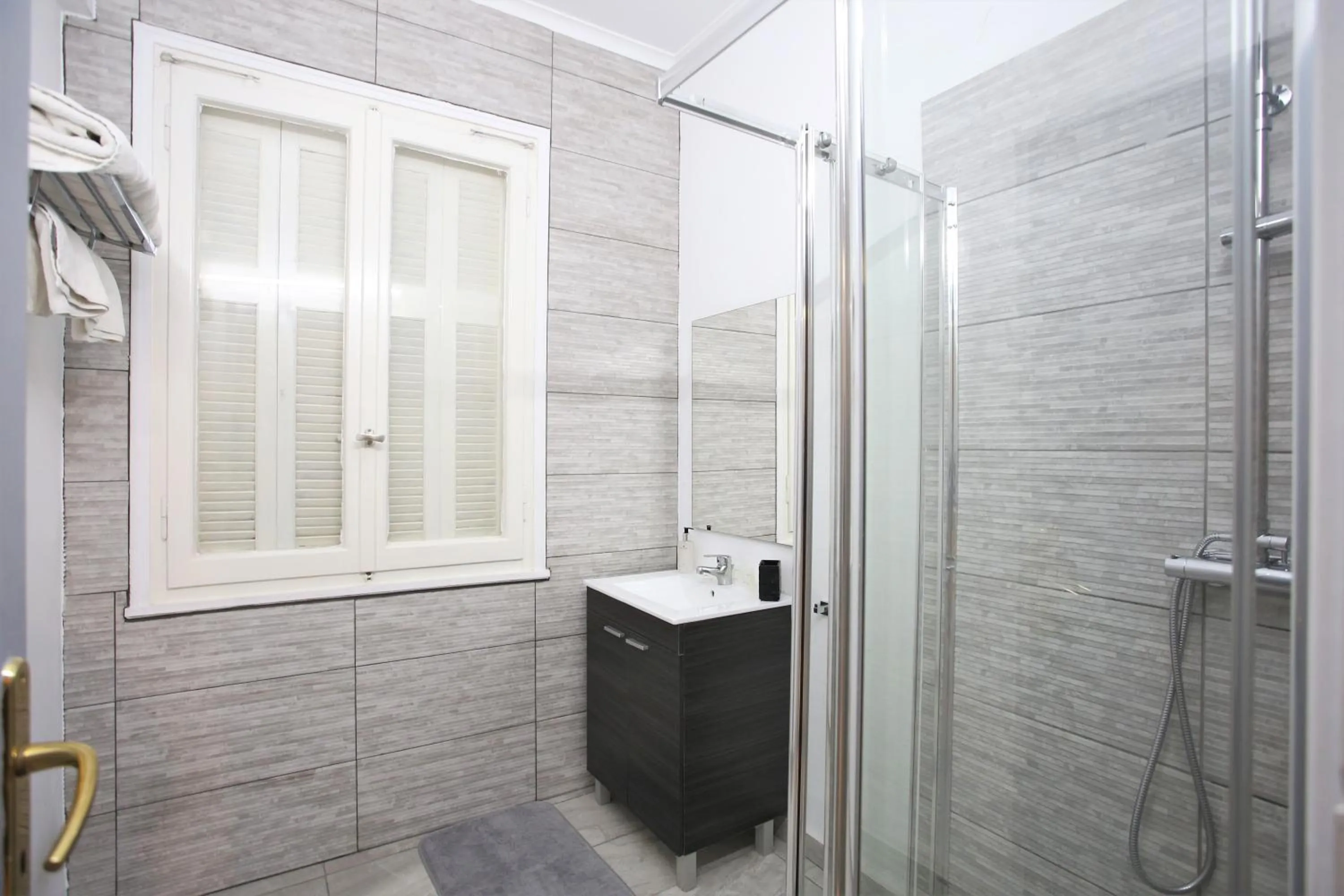 Bathroom in GK Athens by GK Properties