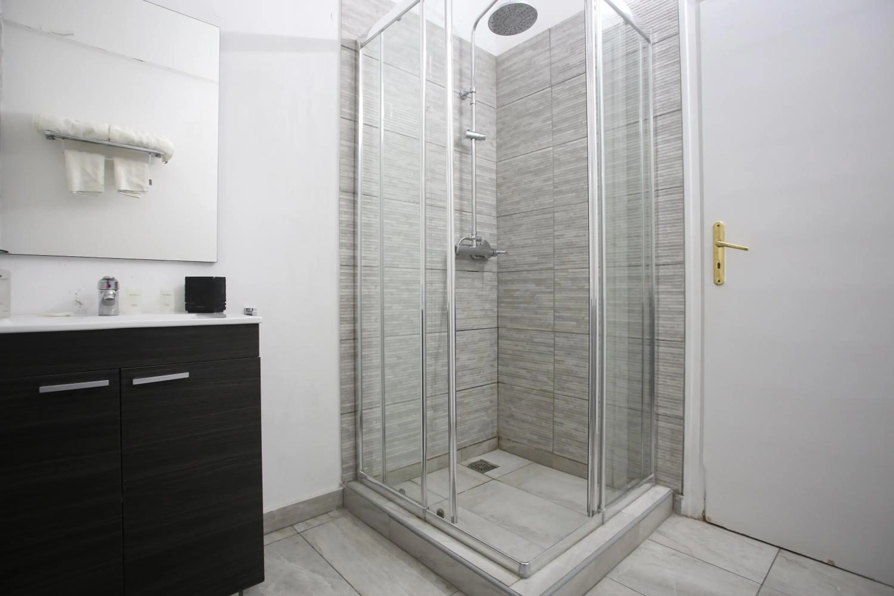 Shower in GK Athens by GK Properties
