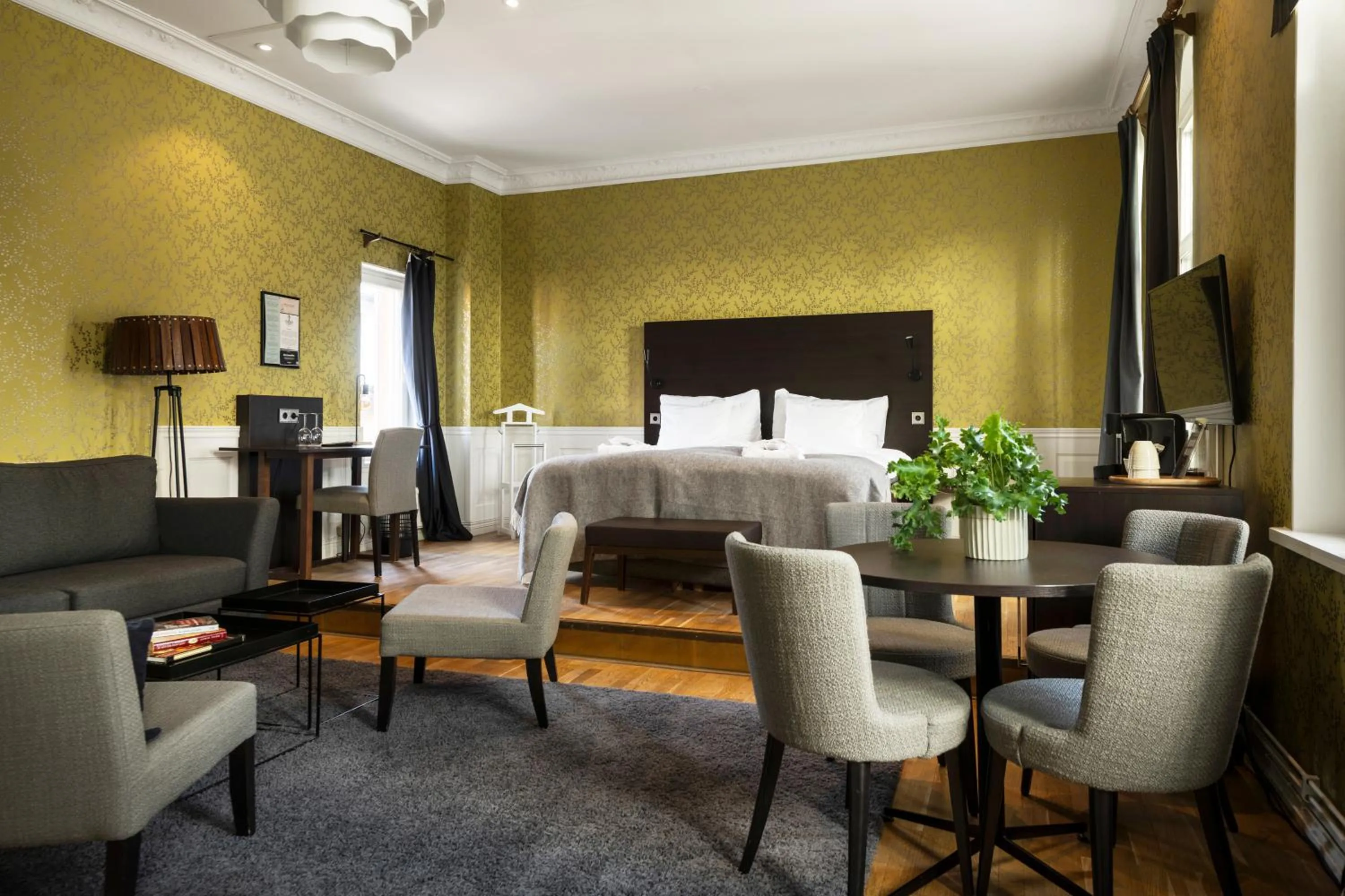 Property building, Bed in Home Hotel Plaza