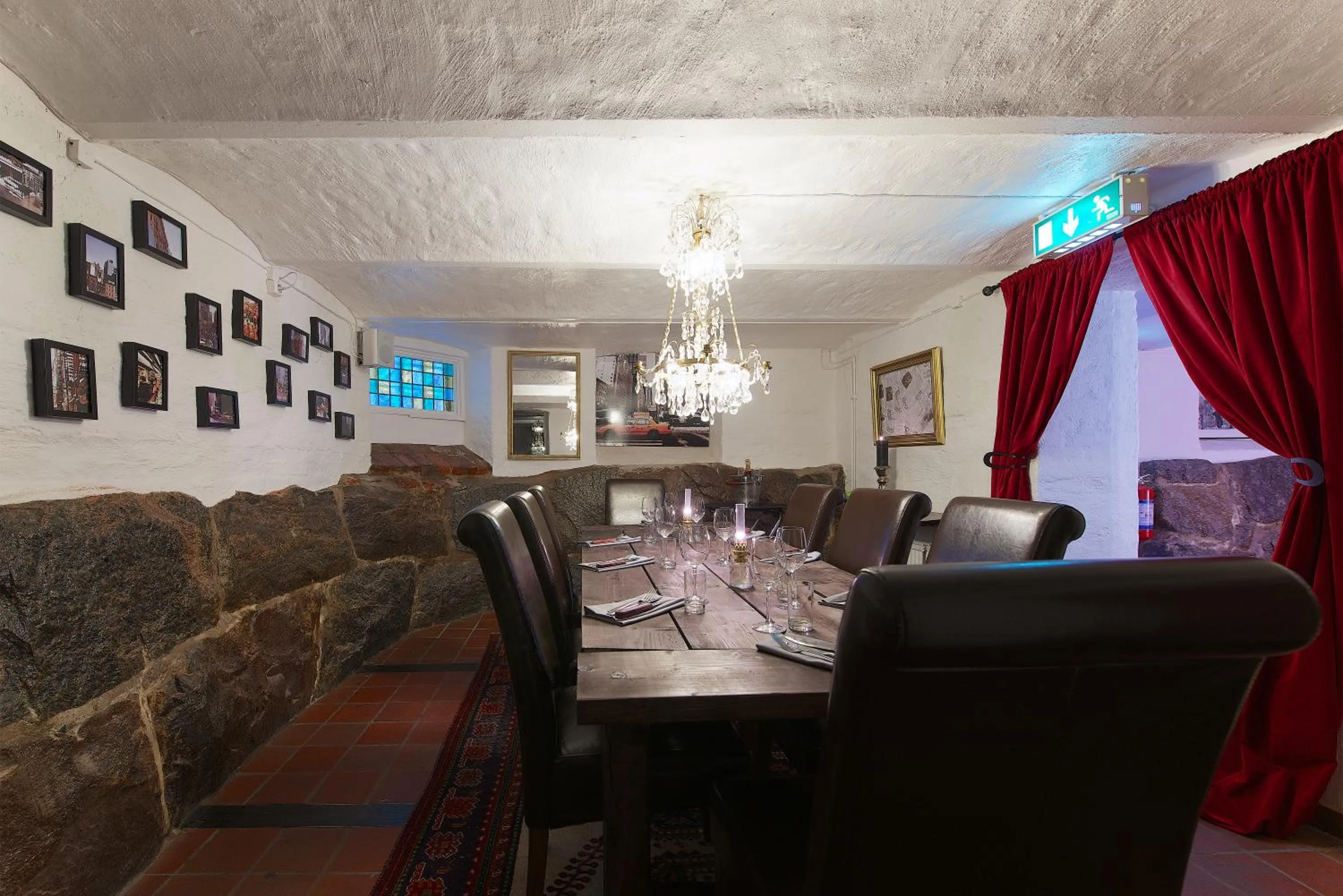 Restaurant/places to eat in Home Hotel Plaza