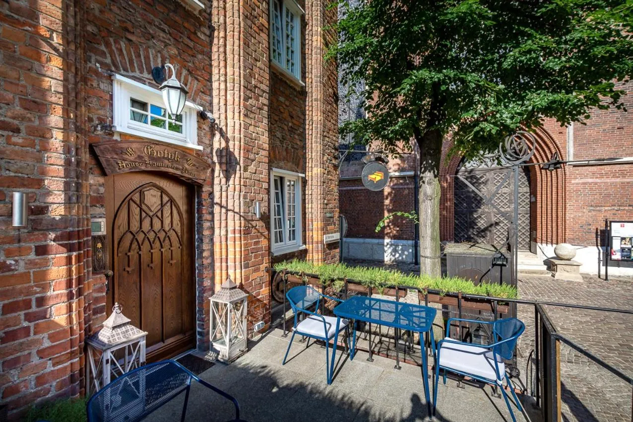 Facade/entrance in Gotyk House