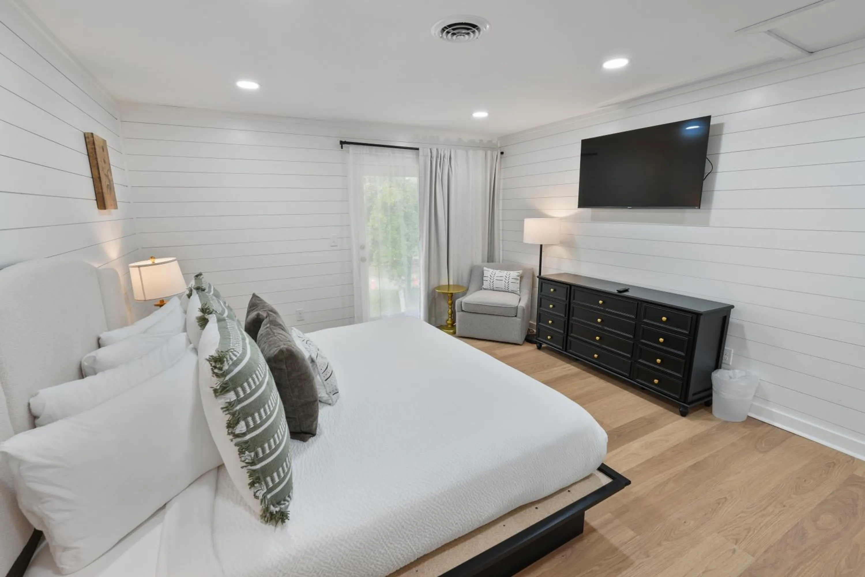 Bed in Tremont Lodge & Resort