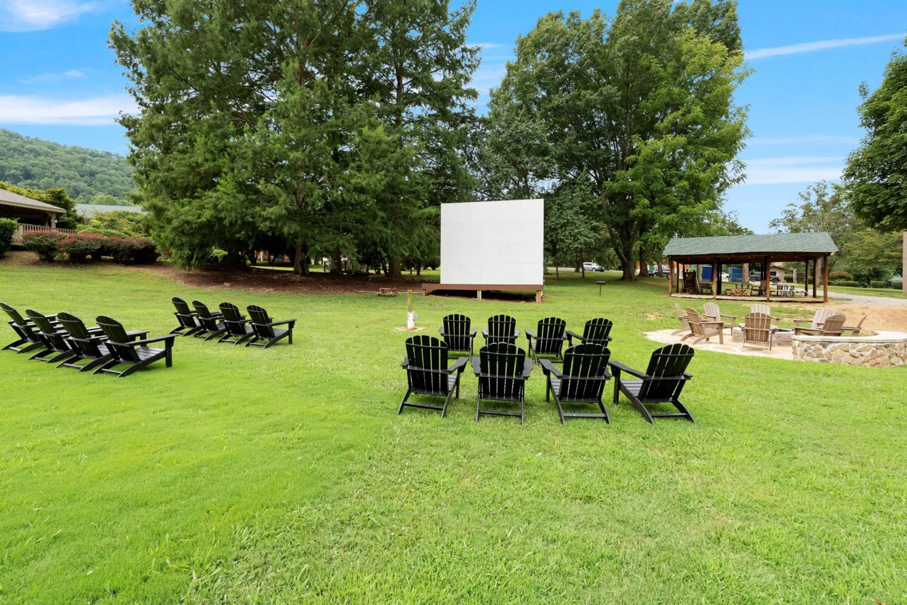 Evening entertainment in Tremont Lodge & Resort