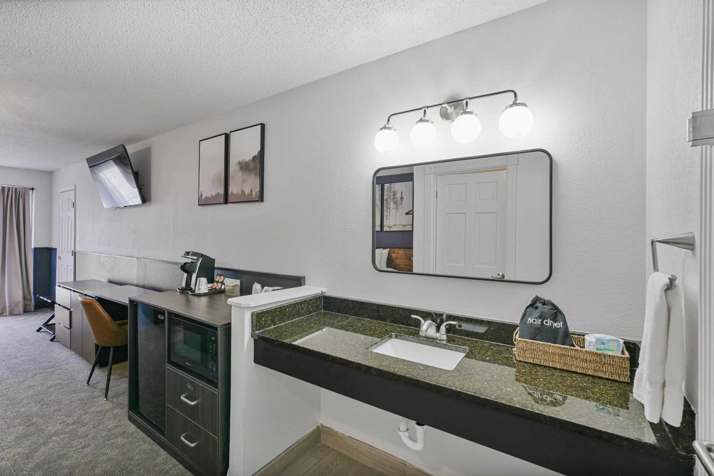 oven in Tremont Lodge & Resort