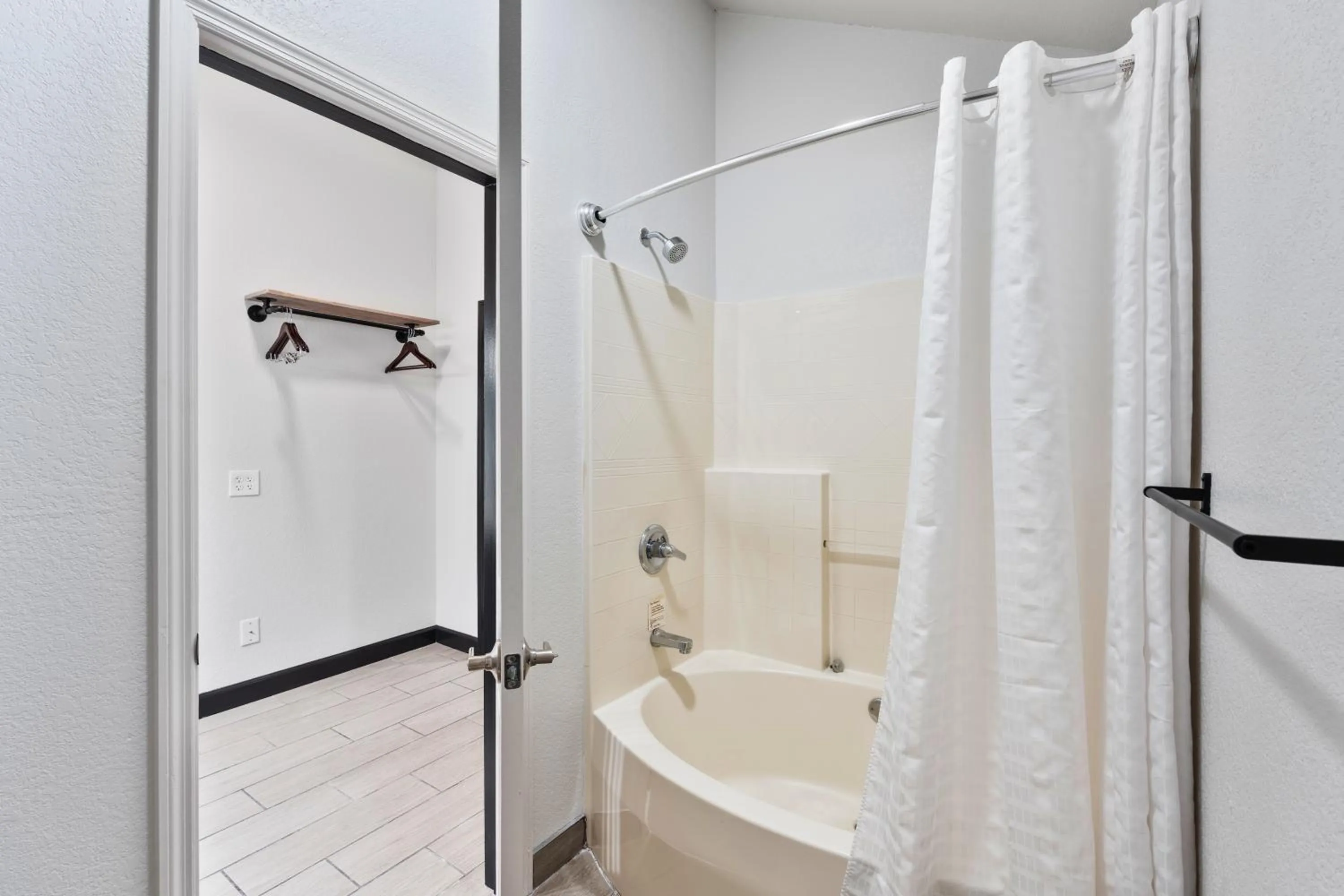 Shower in Tremont Lodge & Resort