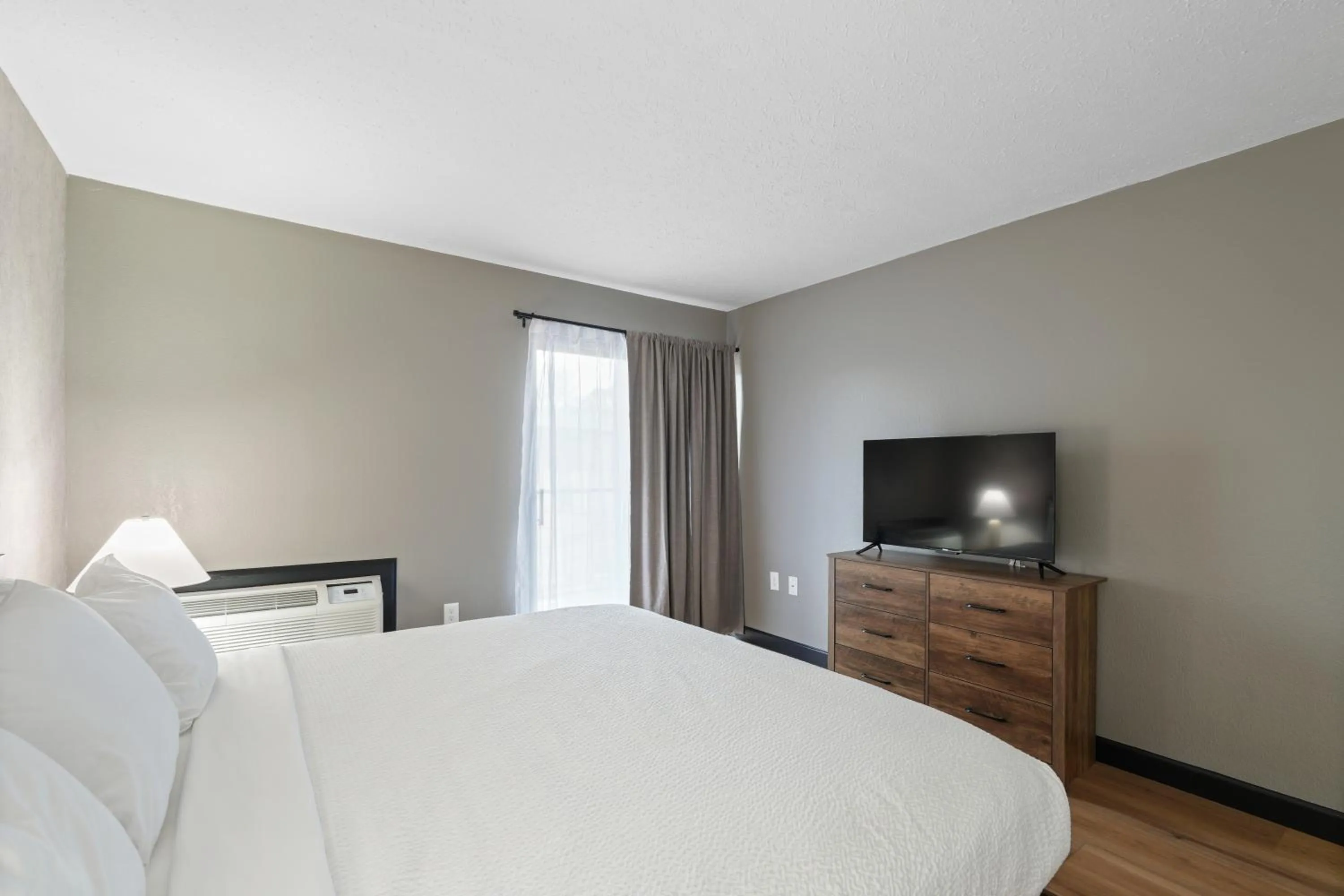 Communal lounge/ TV room, Bed in Tremont Lodge & Resort