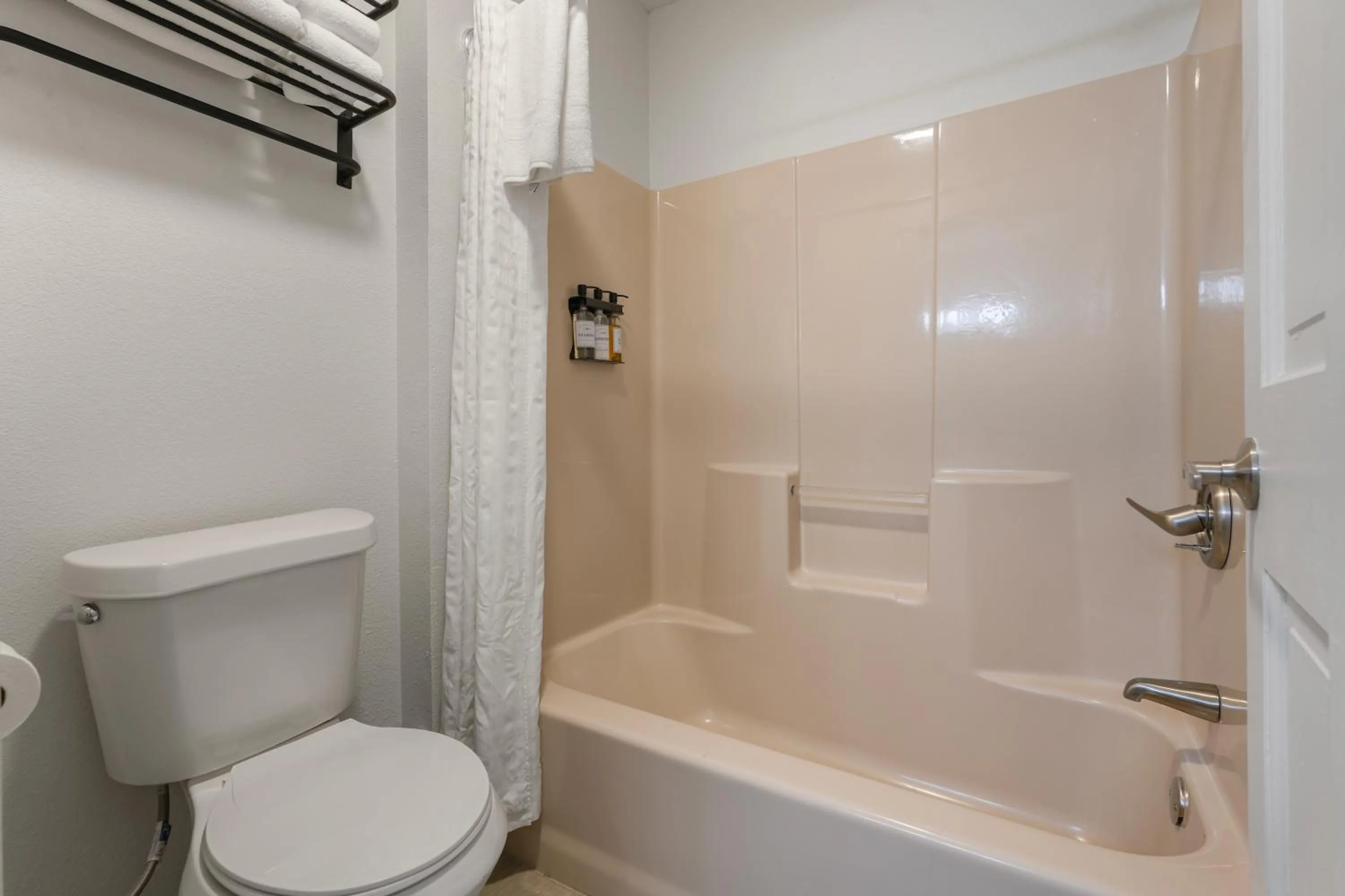 Shower in Tremont Lodge & Resort