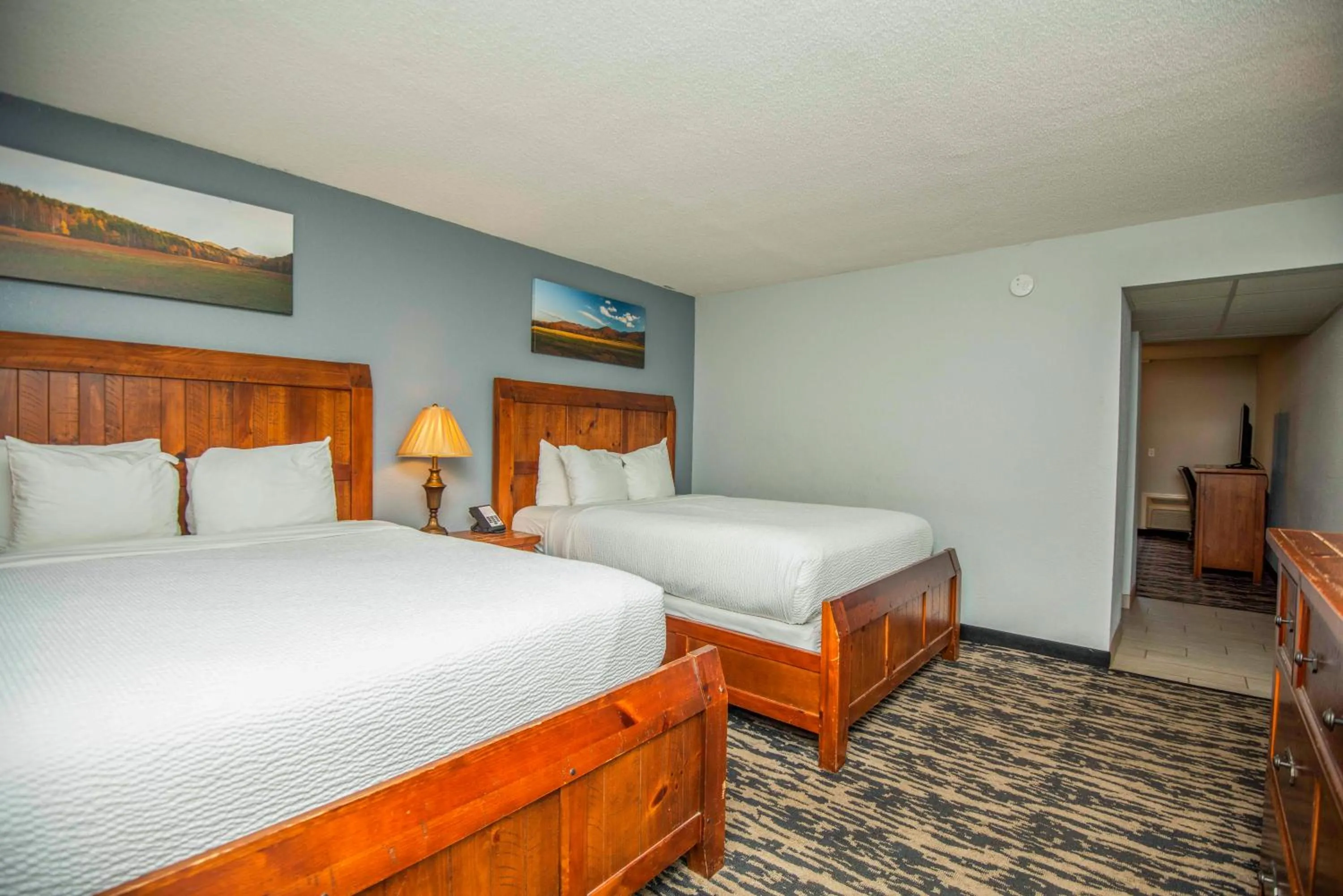 Family Suite Pet Friendly: Living Room in Tremont Lodge & Resort