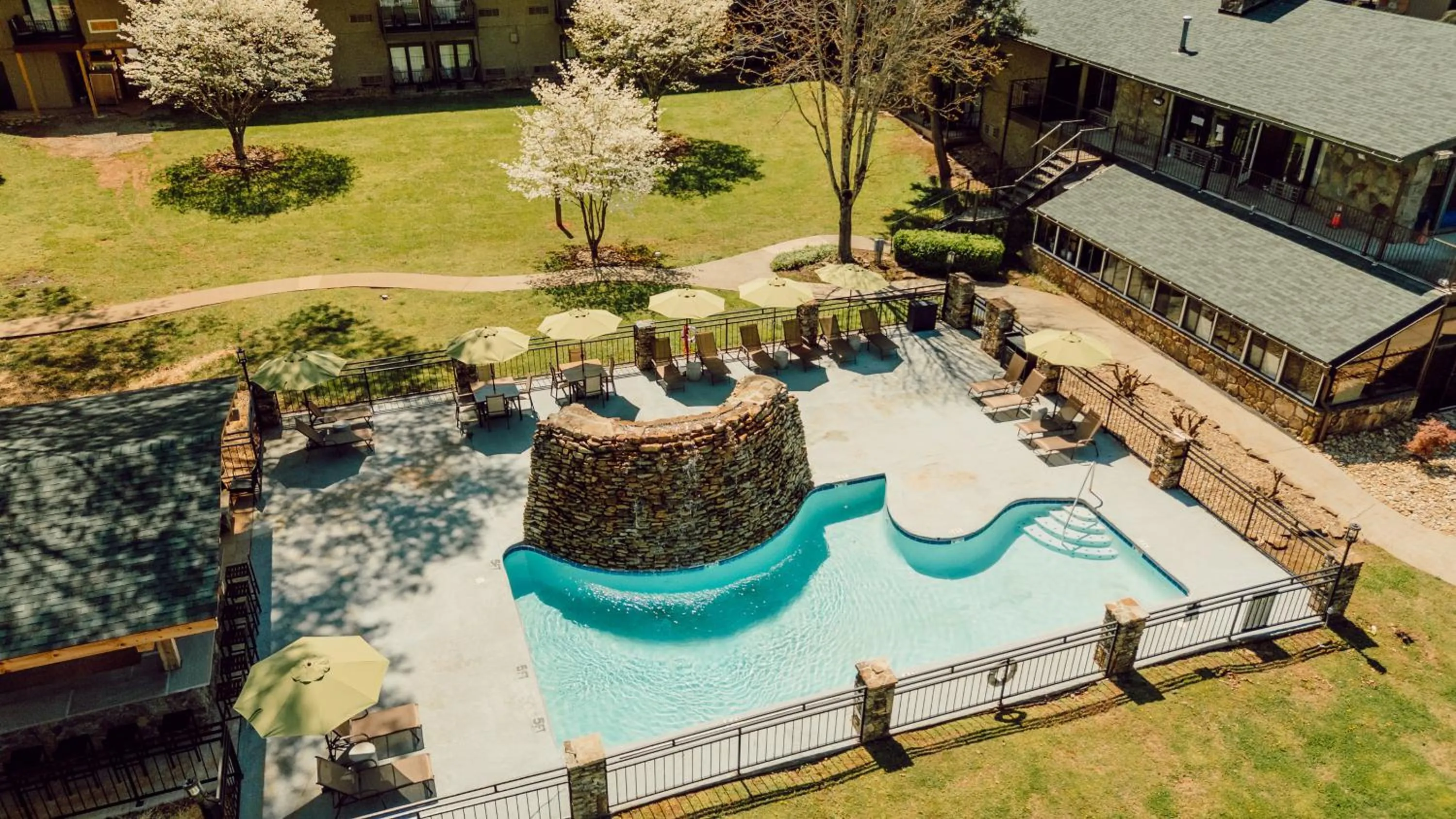 Swimming pool in Tremont Lodge & Resort