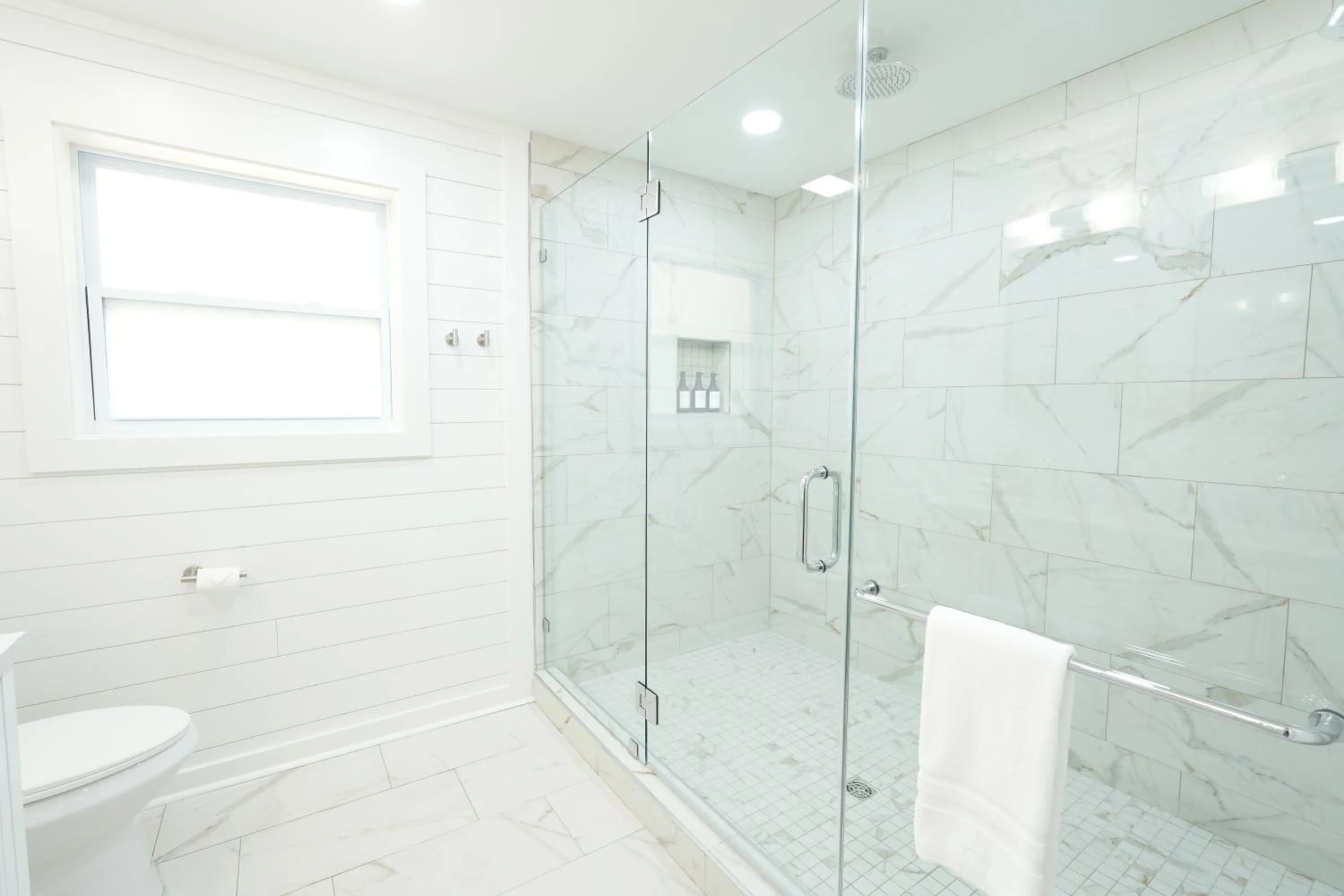 Shower in Tremont Lodge & Resort