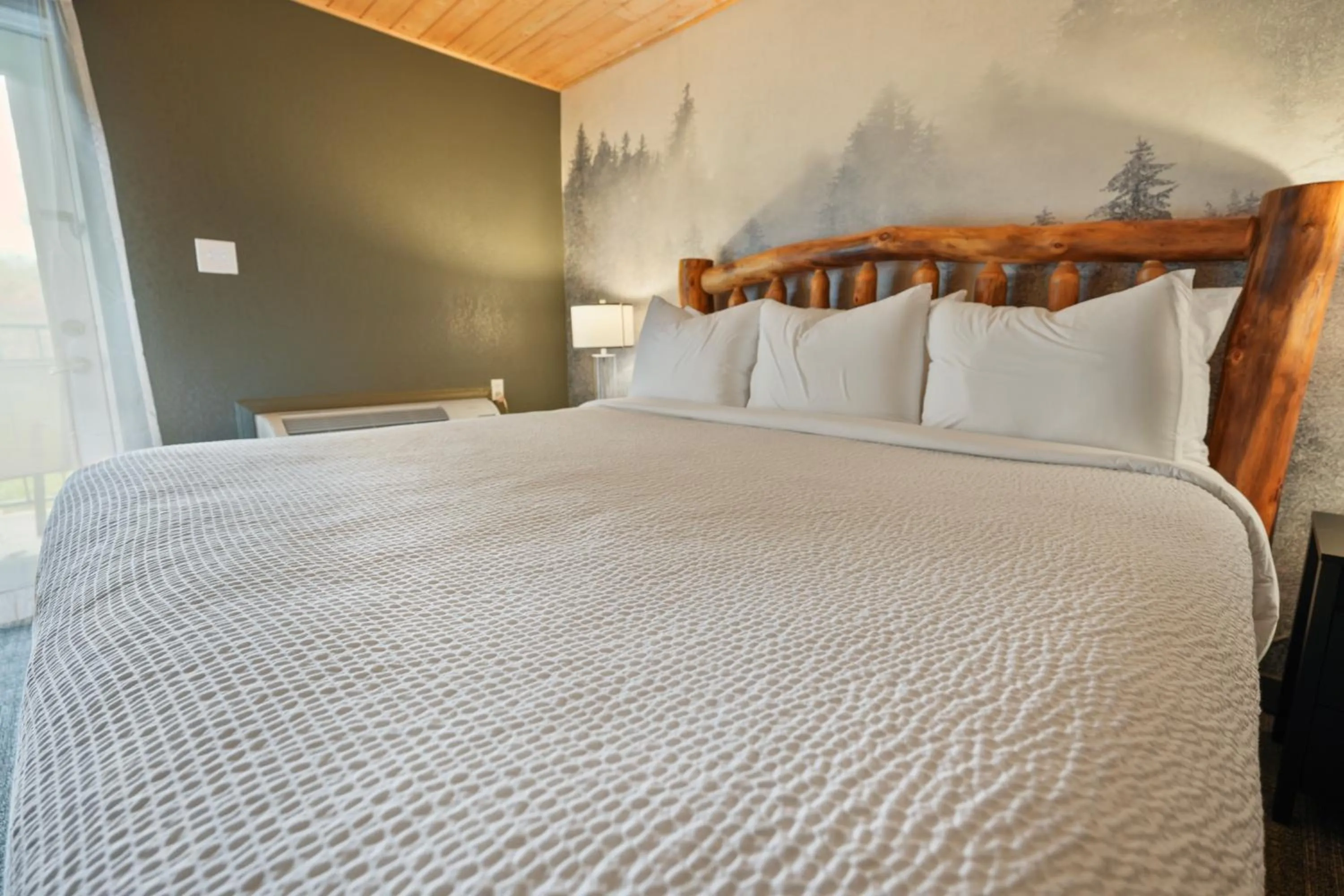 Bed in Tremont Lodge & Resort