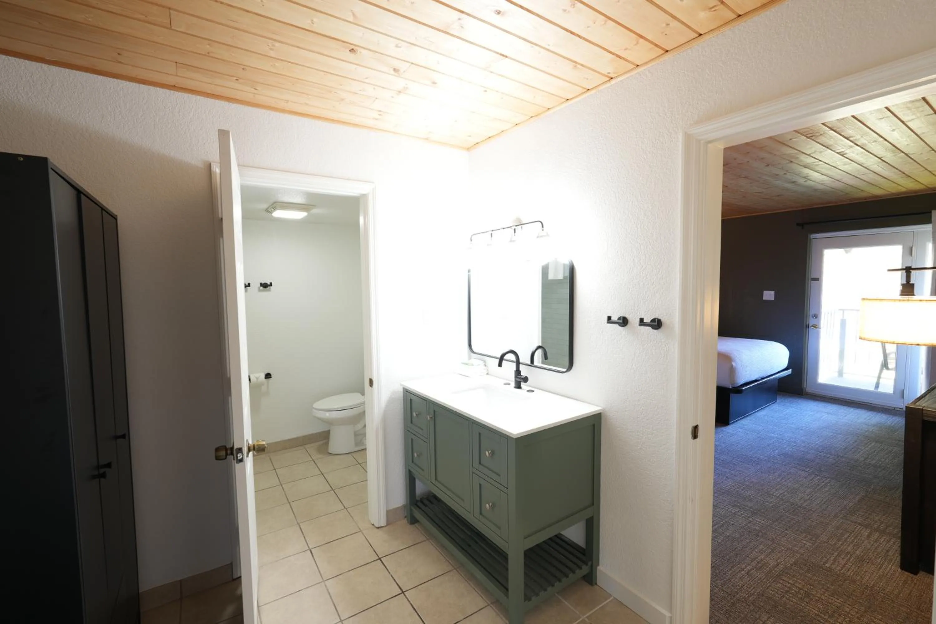 Toilet, Bed in Tremont Lodge & Resort