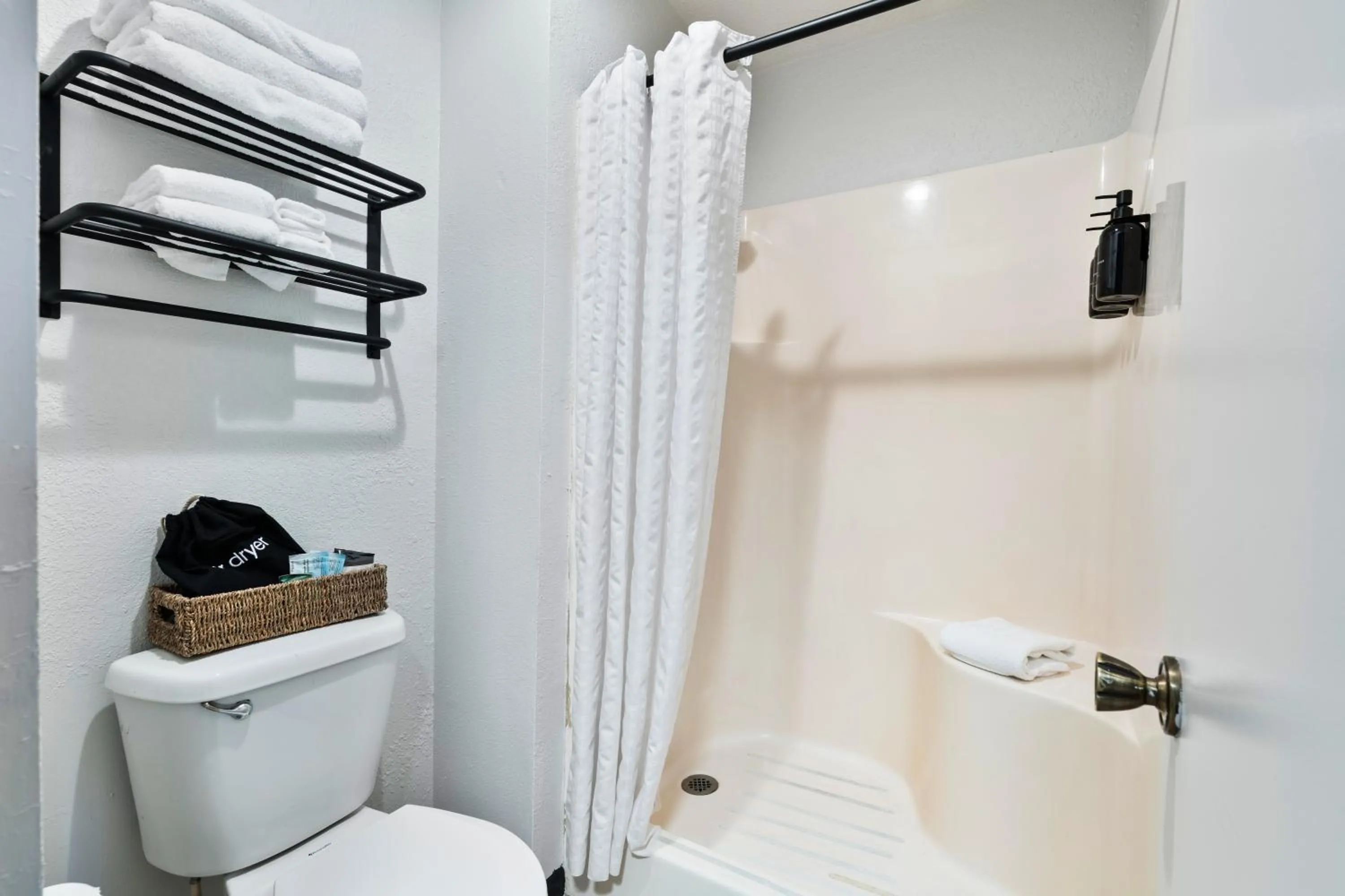 Shower in Tremont Lodge & Resort