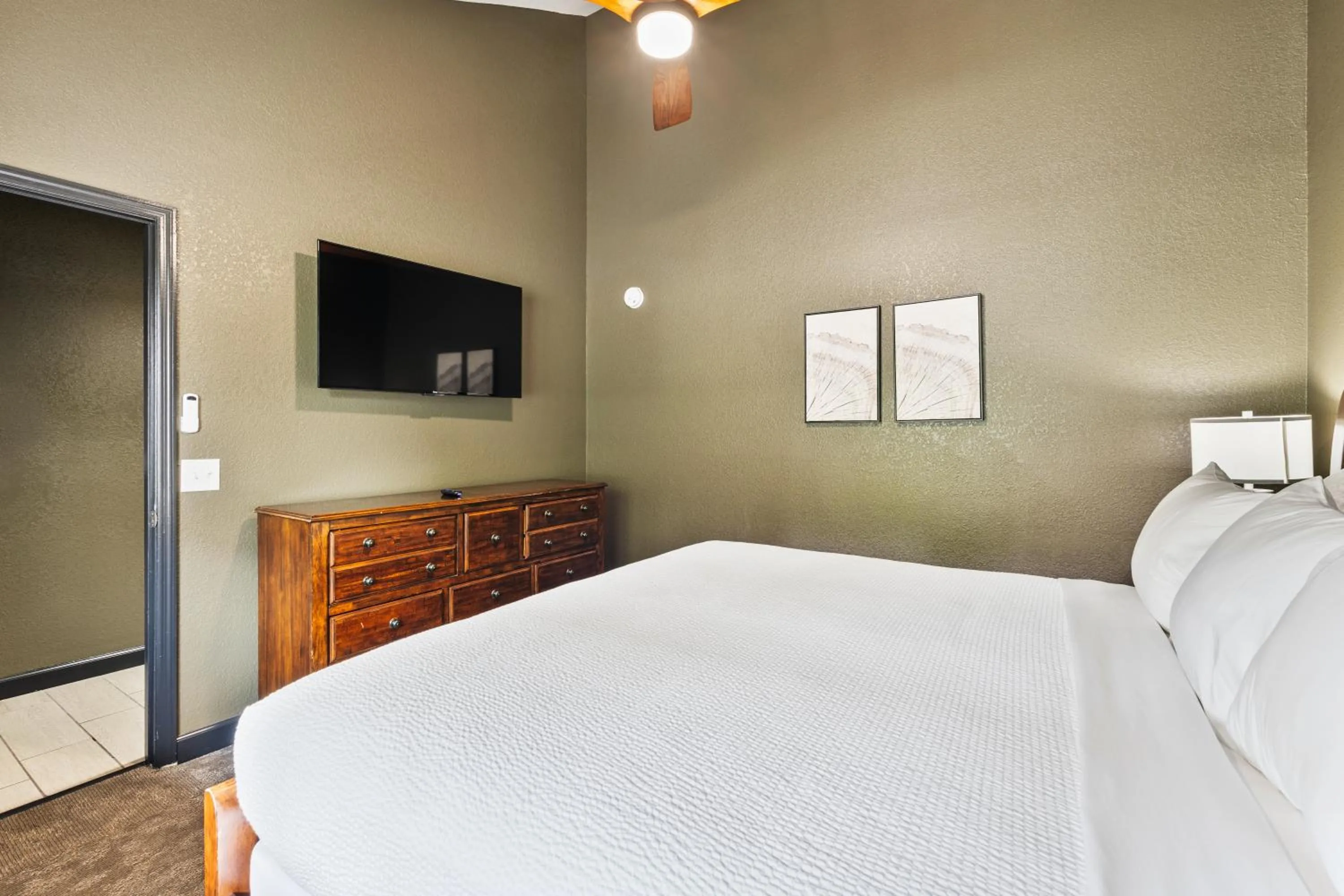 Communal lounge/ TV room, Bed in Tremont Lodge & Resort