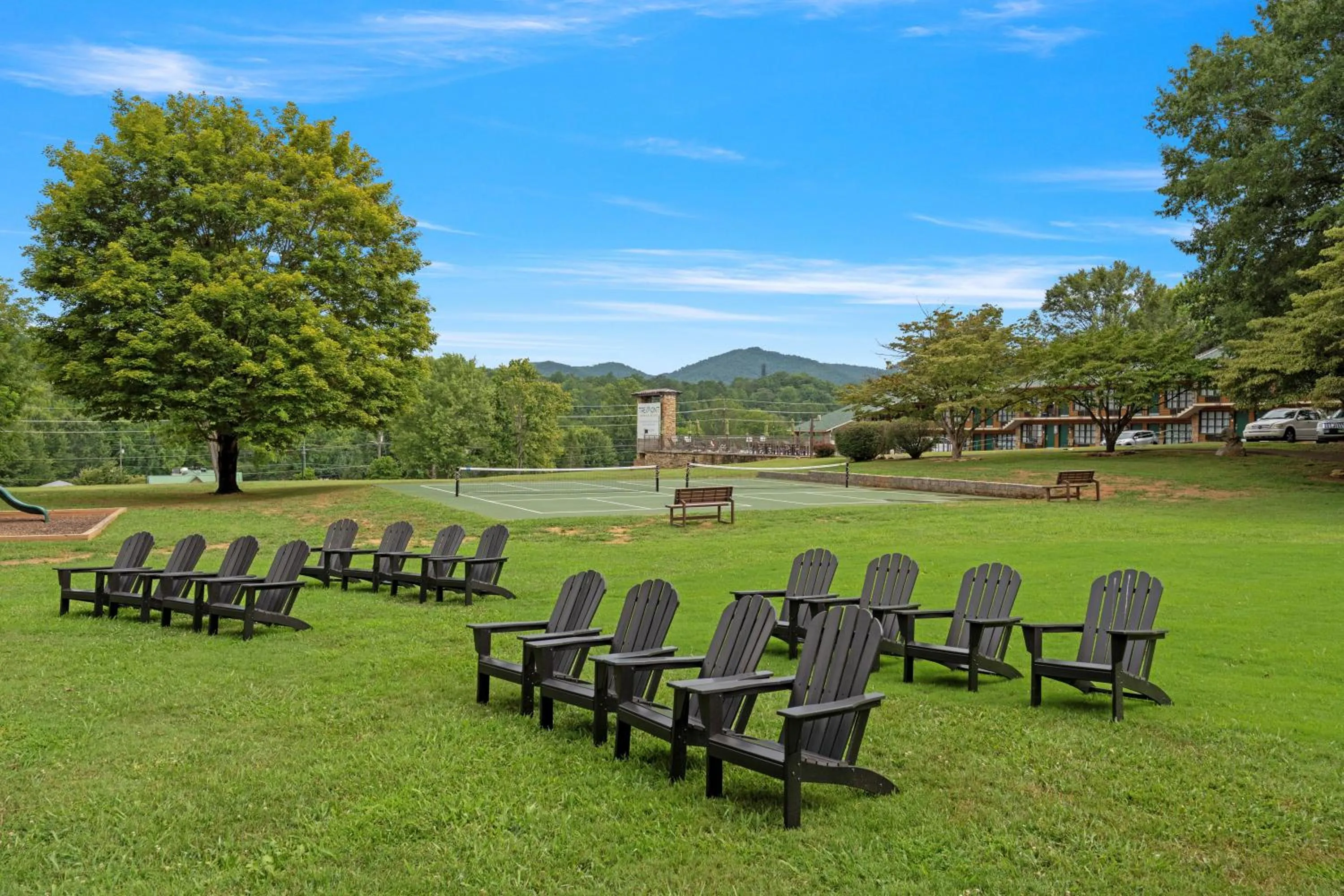 Evening entertainment in Tremont Lodge & Resort