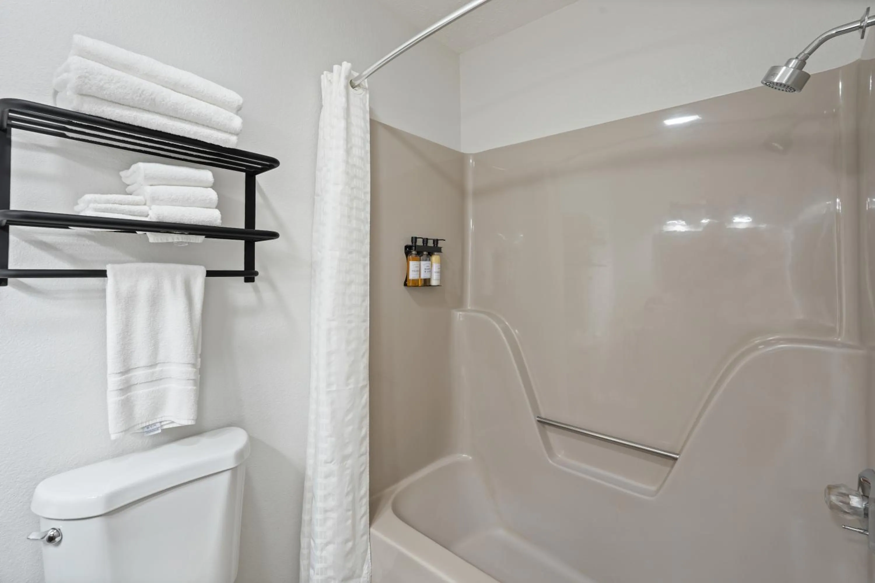 Shower in Tremont Lodge & Resort