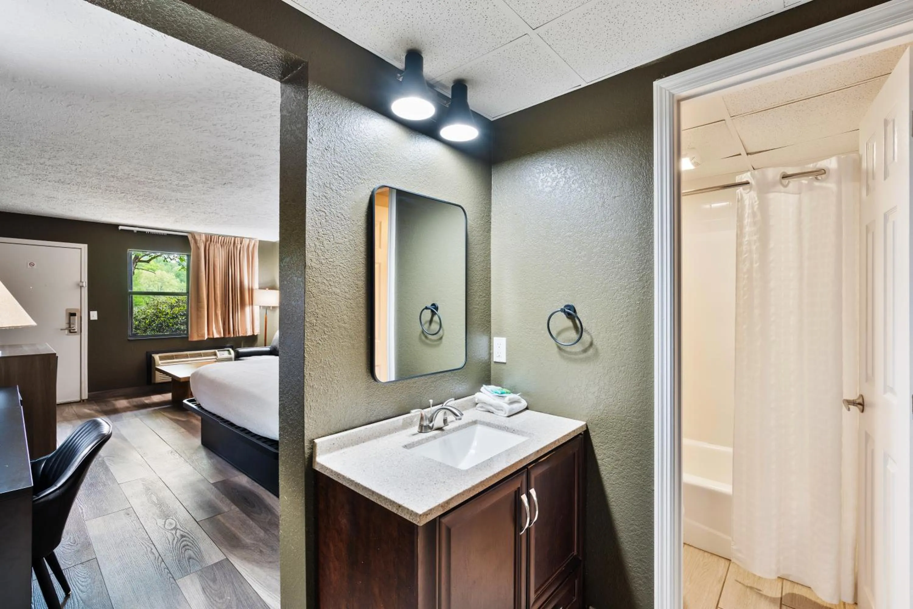 Bathroom, Bed in Tremont Lodge & Resort