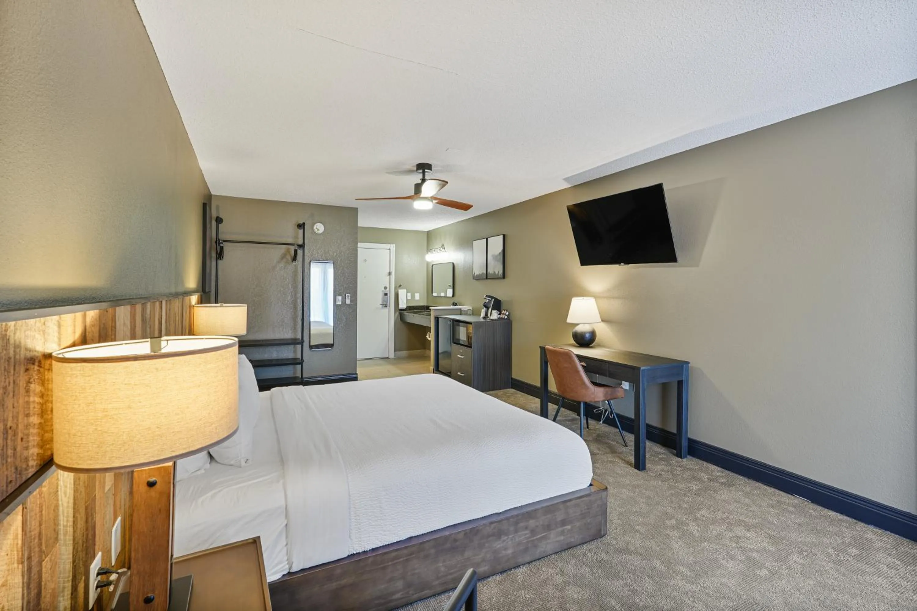 Bed in Tremont Lodge & Resort