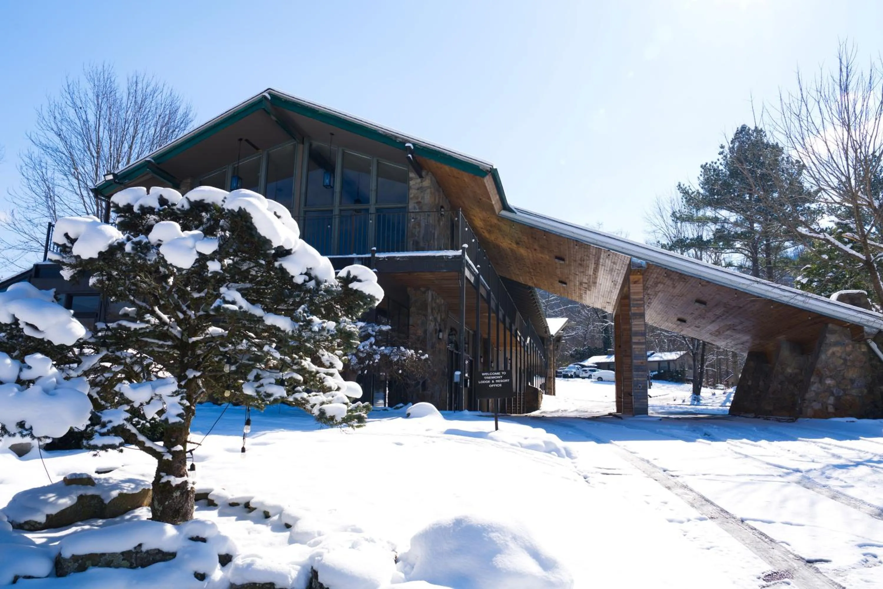 Property building in Tremont Lodge & Resort