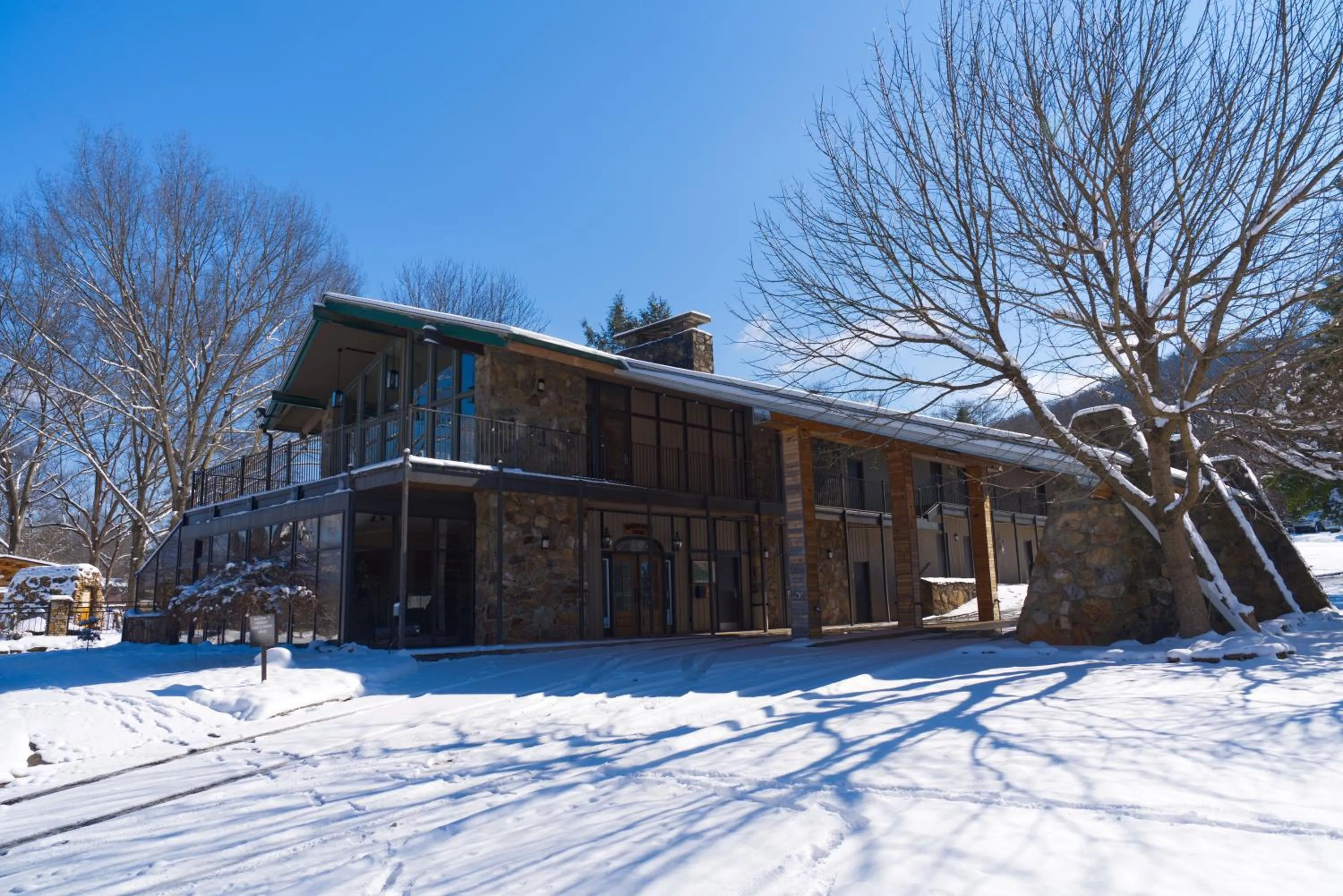 Property building in Tremont Lodge & Resort