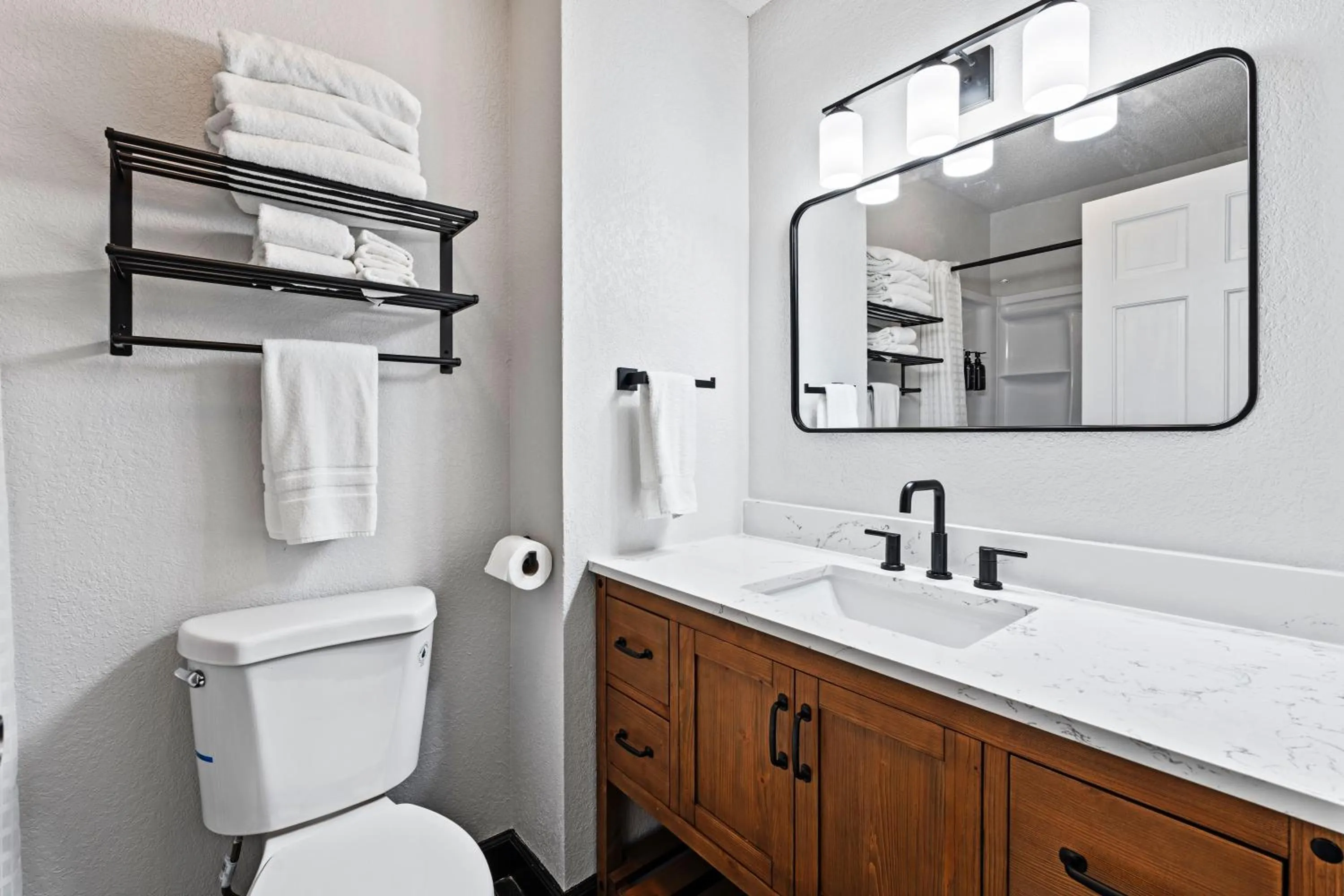 Shower in Tremont Lodge & Resort