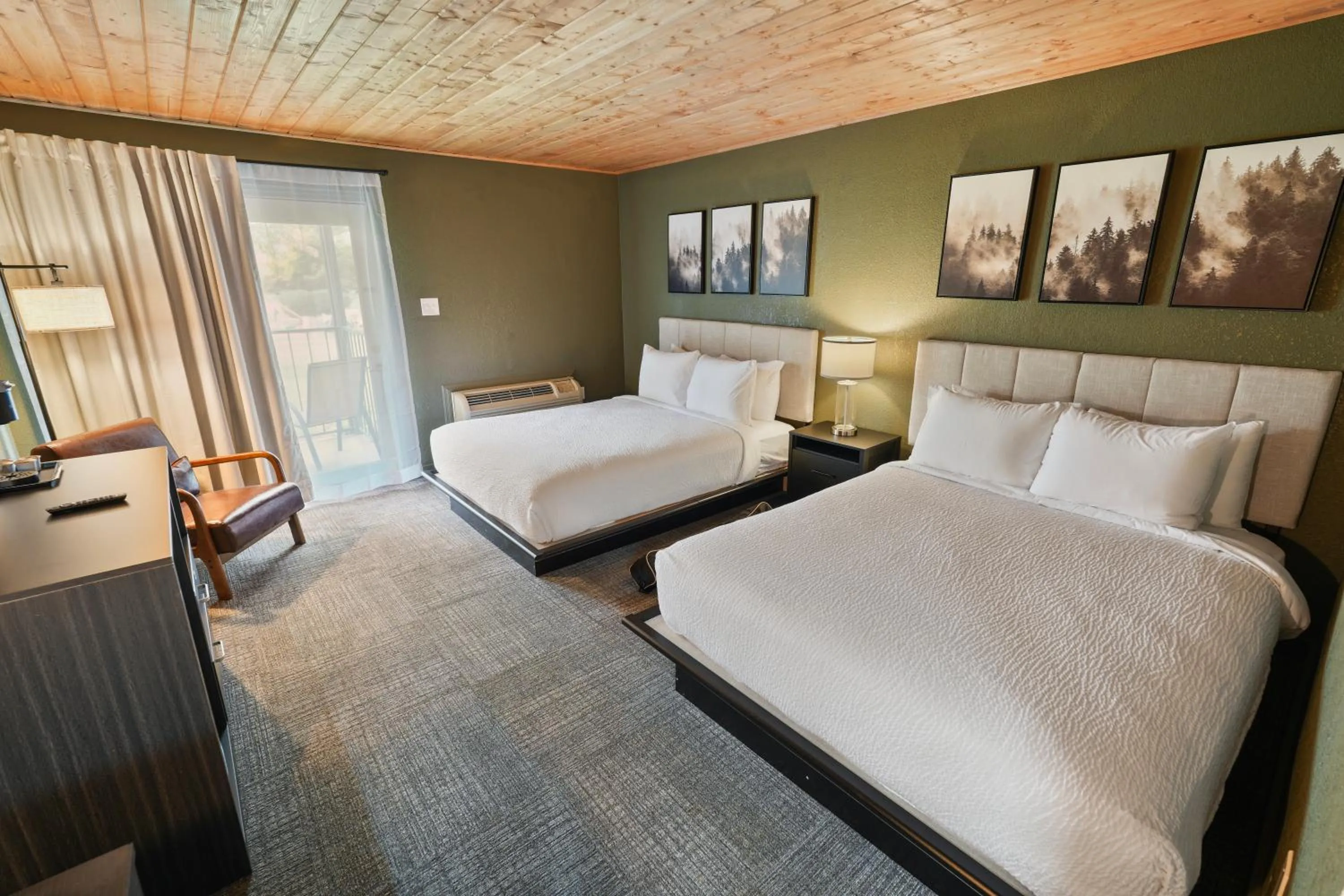 Bed in Tremont Lodge & Resort