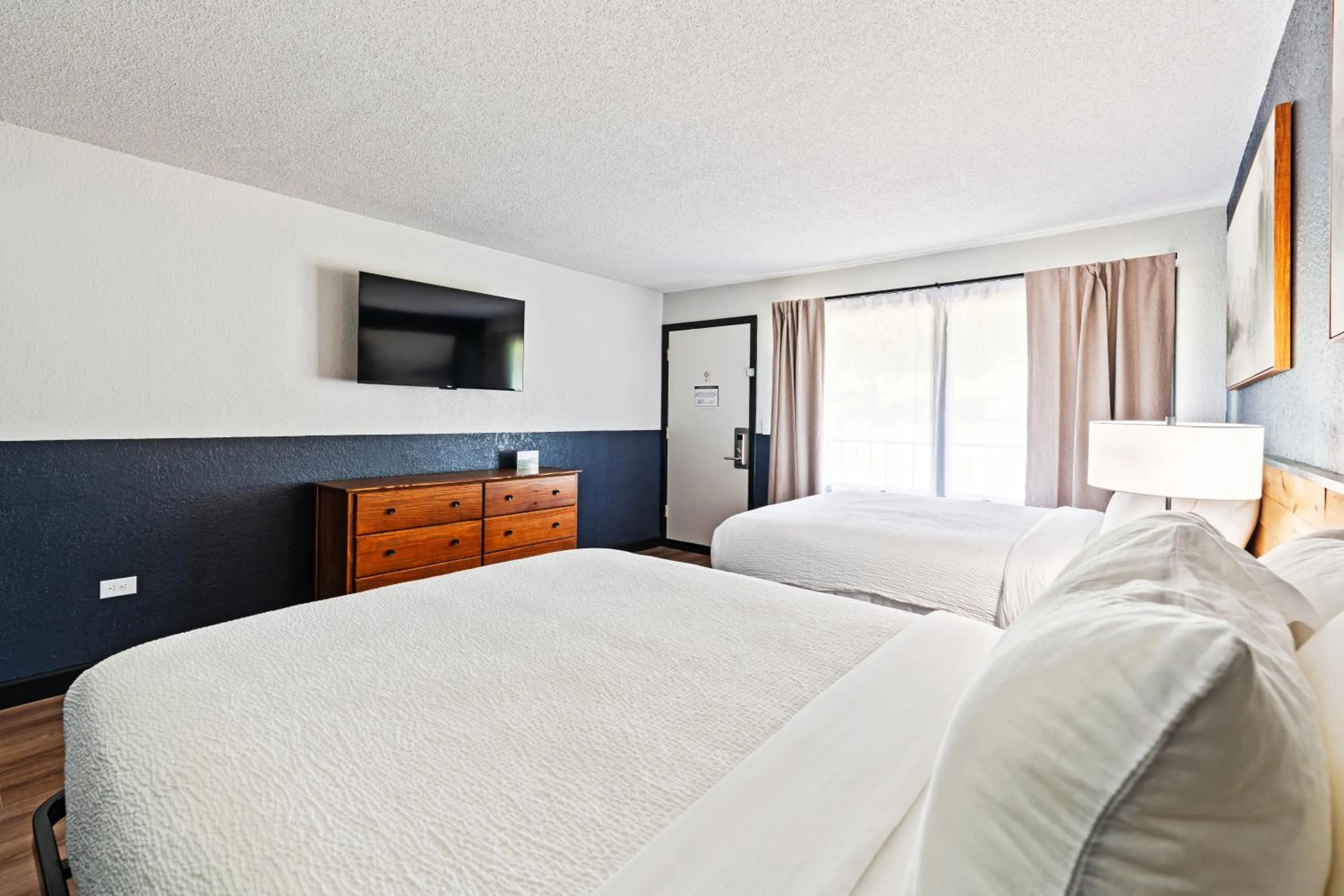 Bed in Tremont Lodge & Resort