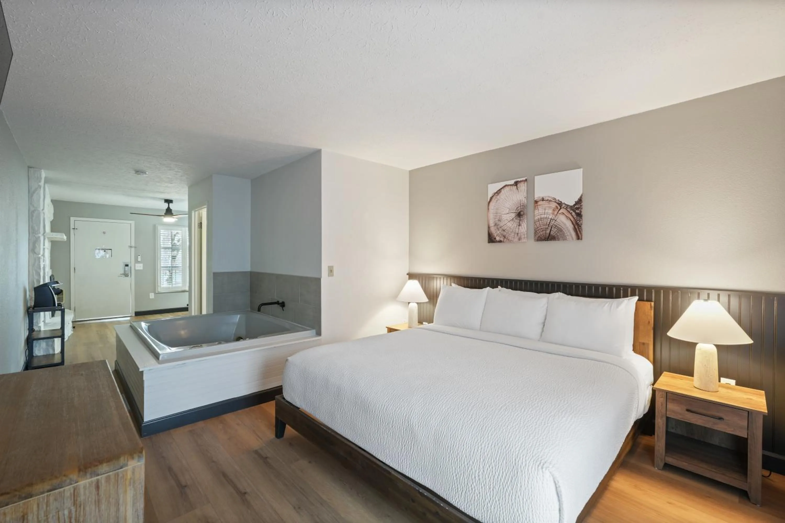 Bed in Tremont Lodge & Resort