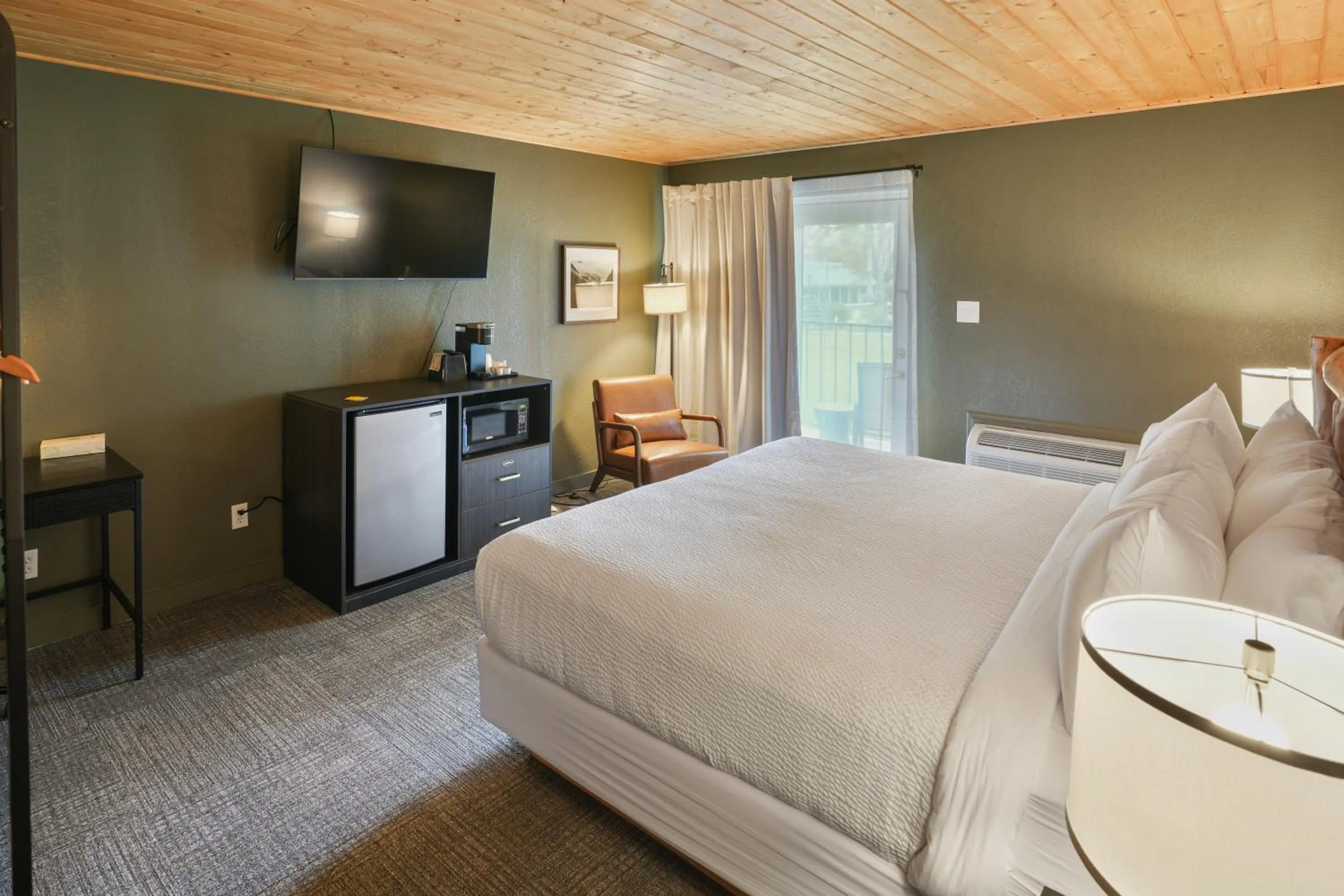 Bedroom, Bed in Tremont Lodge & Resort