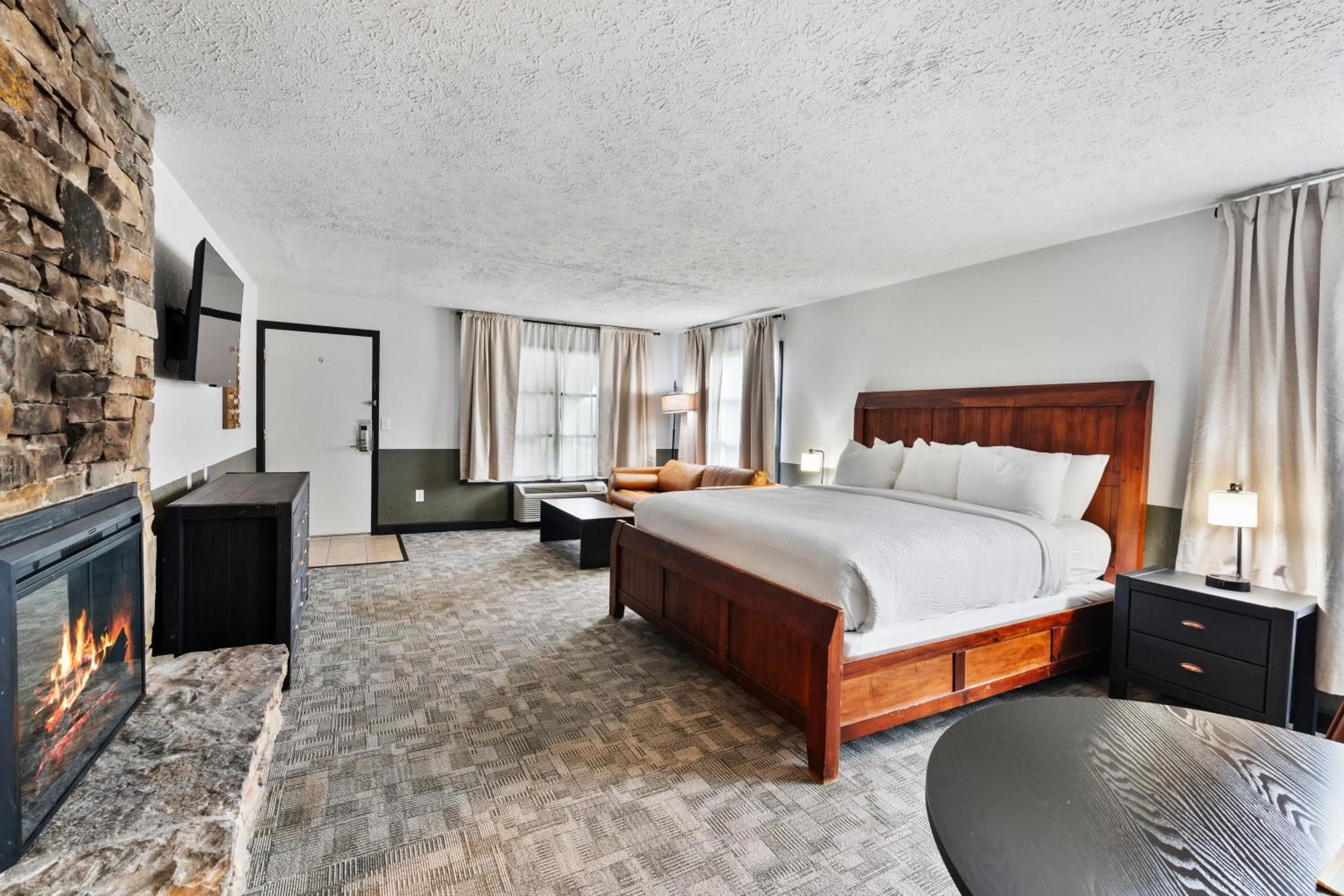 Communal lounge/ TV room, Bed in Tremont Lodge & Resort