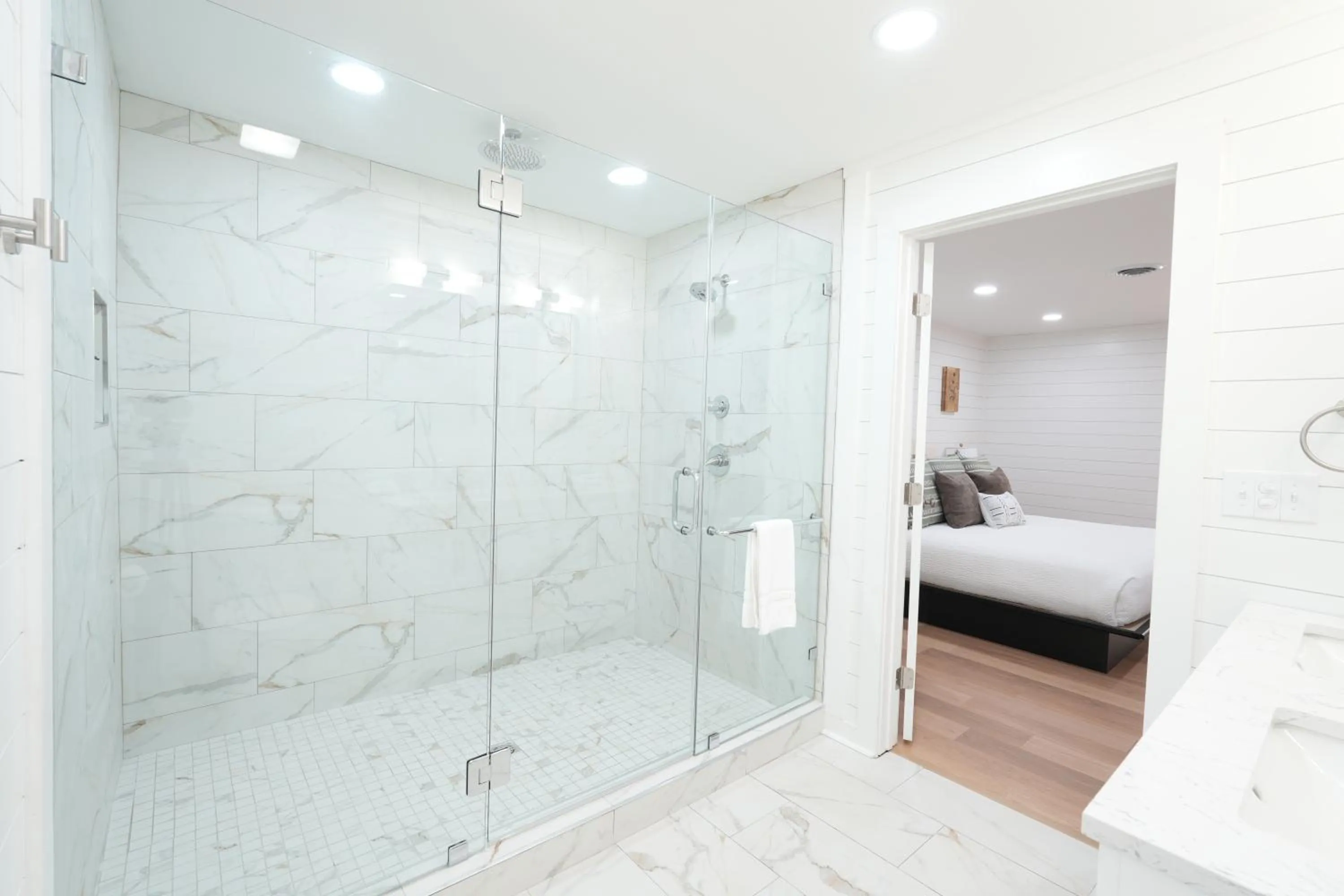 Shower, Bed in Tremont Lodge & Resort