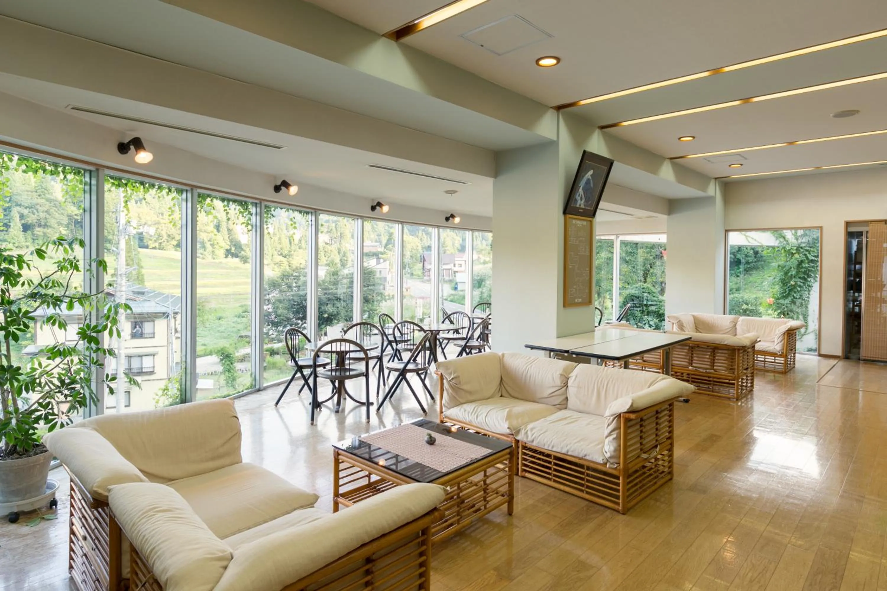 Communal lounge/ TV room in Ryounkaku Matsunoyama onsen