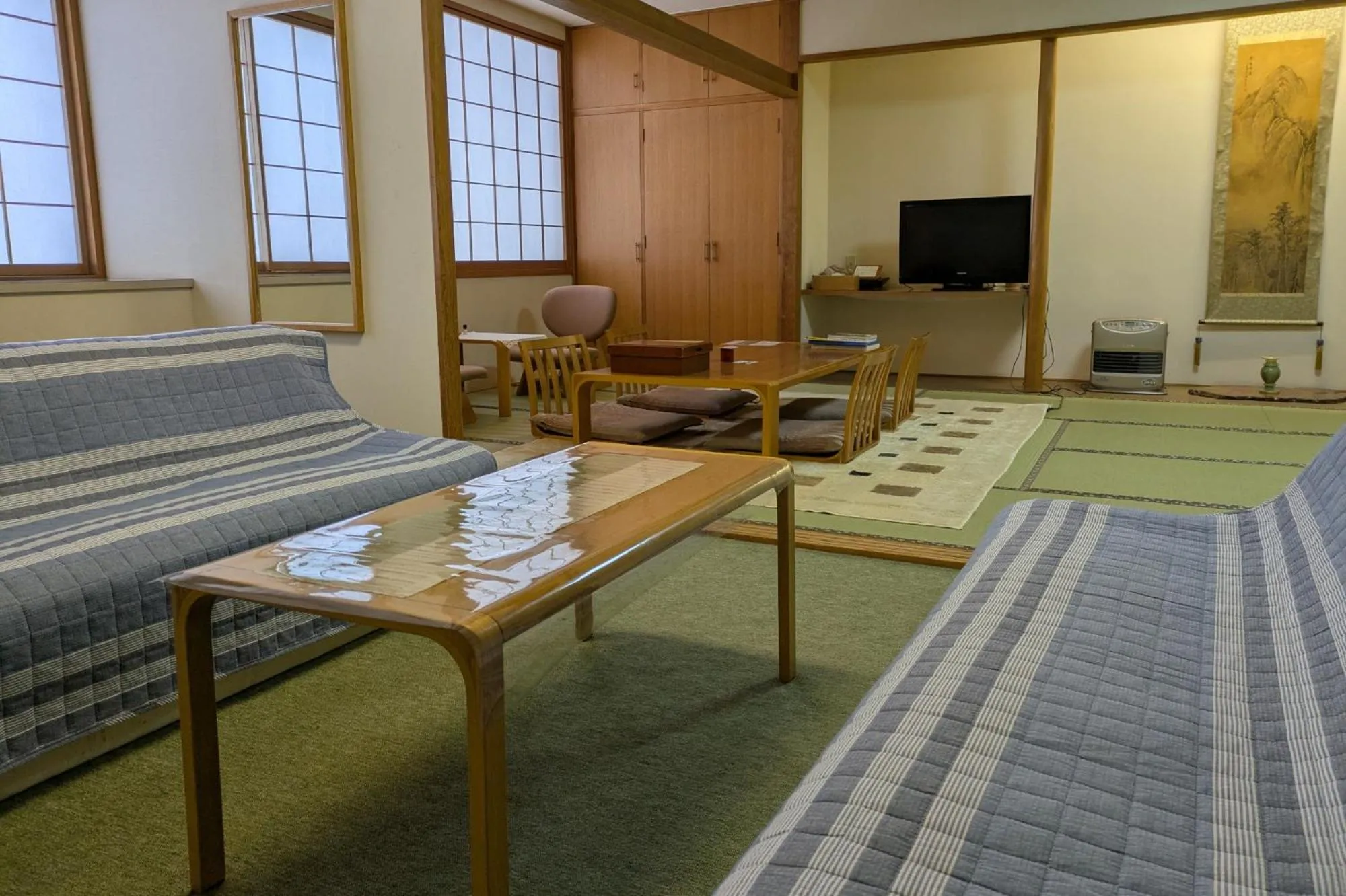 Living room in Ryounkaku Matsunoyama onsen