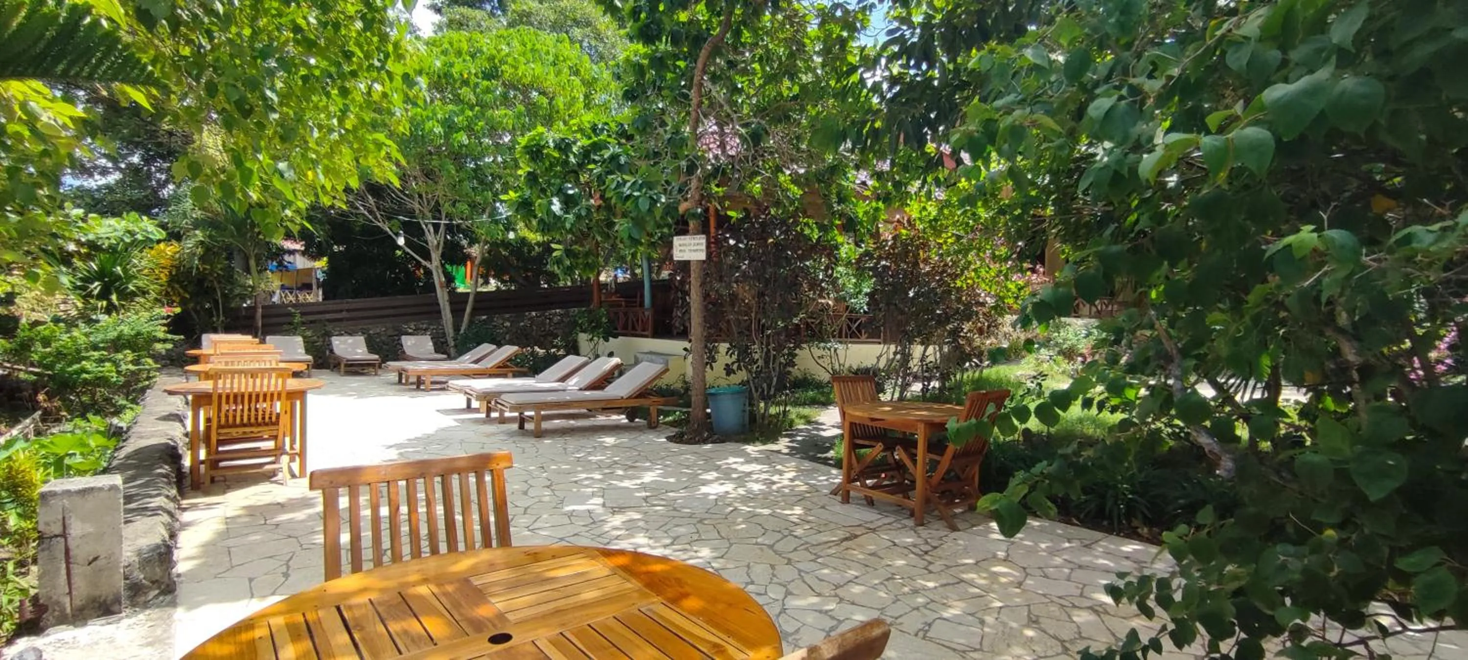 Restaurant/places to eat in Bara Beach Bungalows