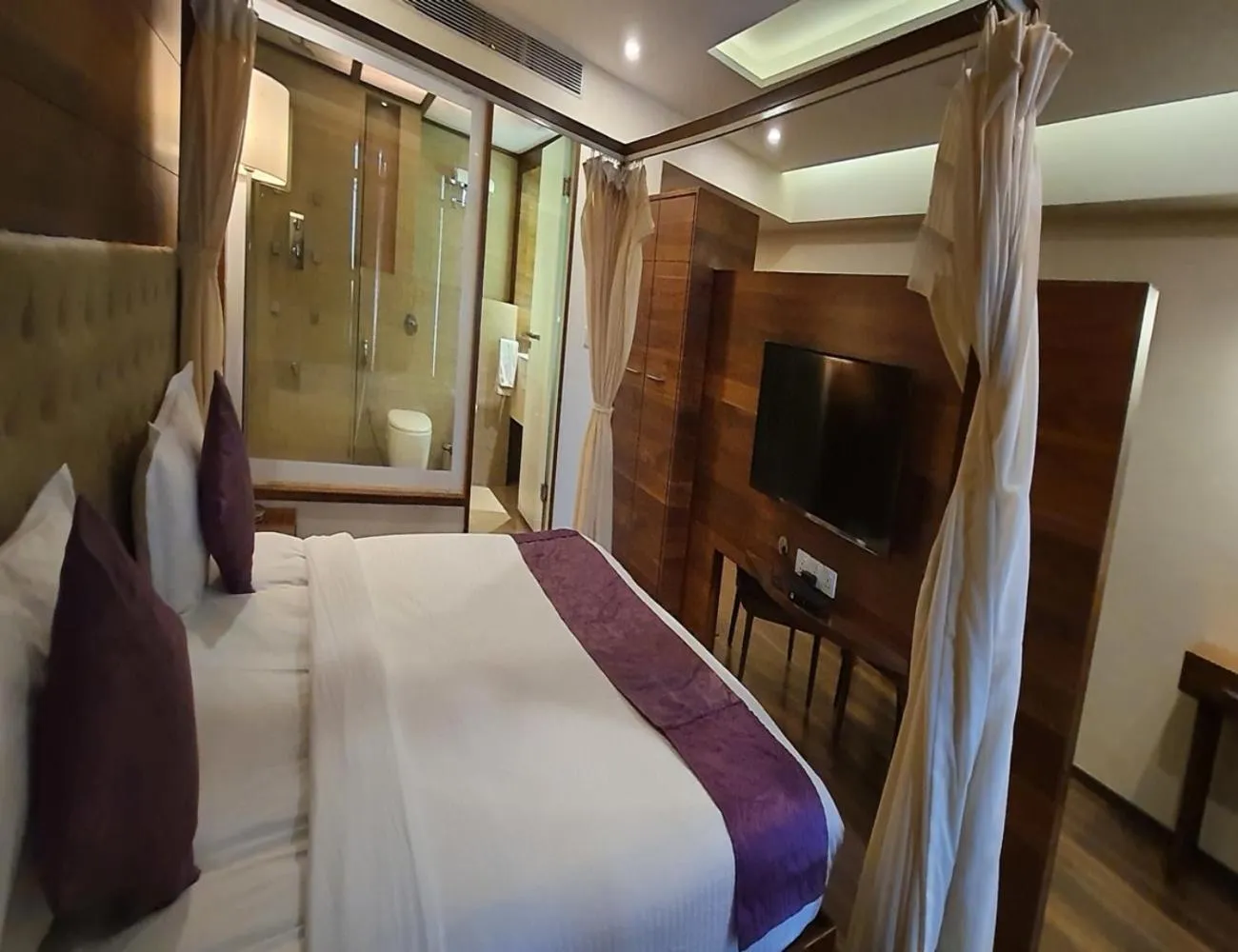 Bathroom, Bed in Hotel Metropolis