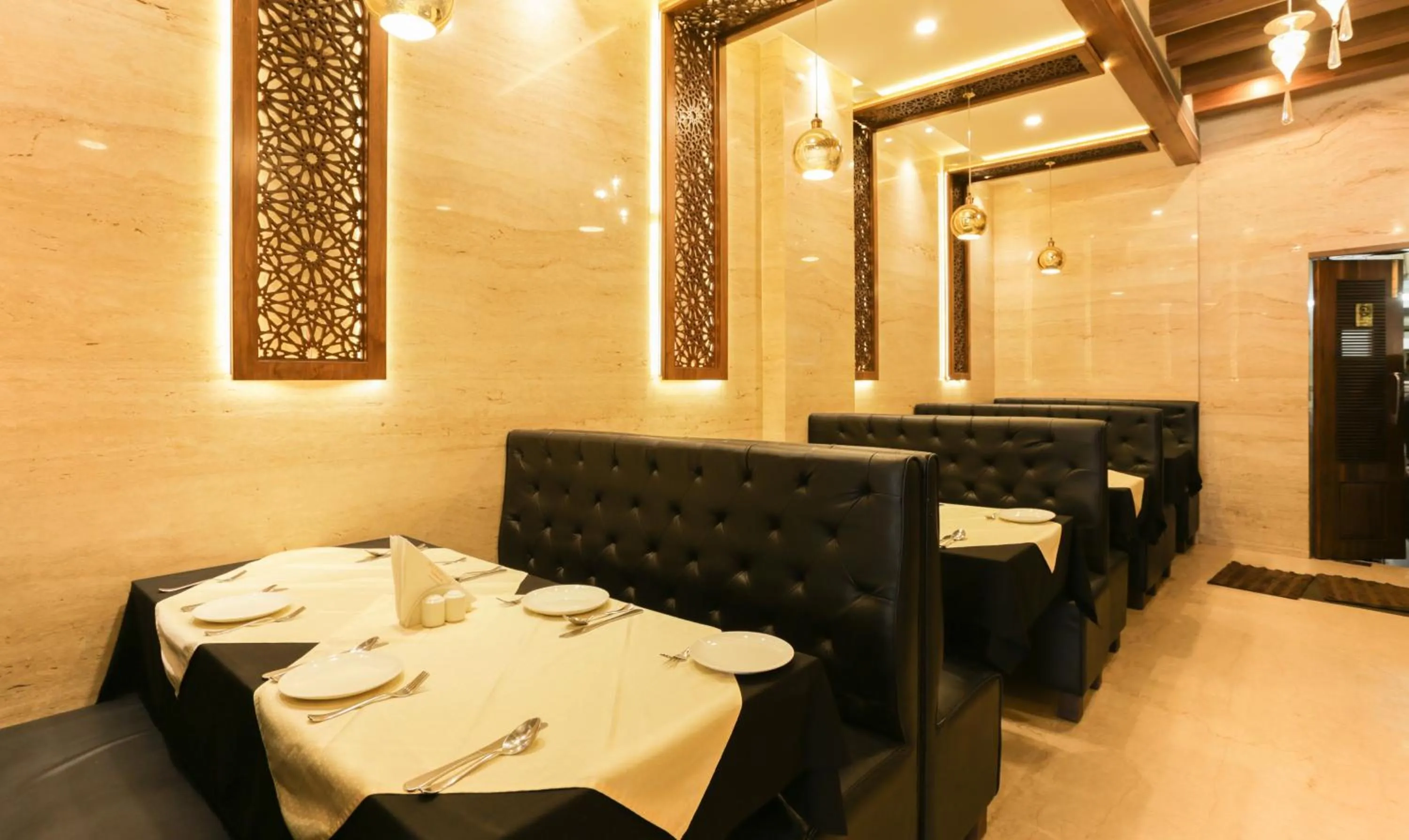 Restaurant/places to eat in Hotel Metropolis