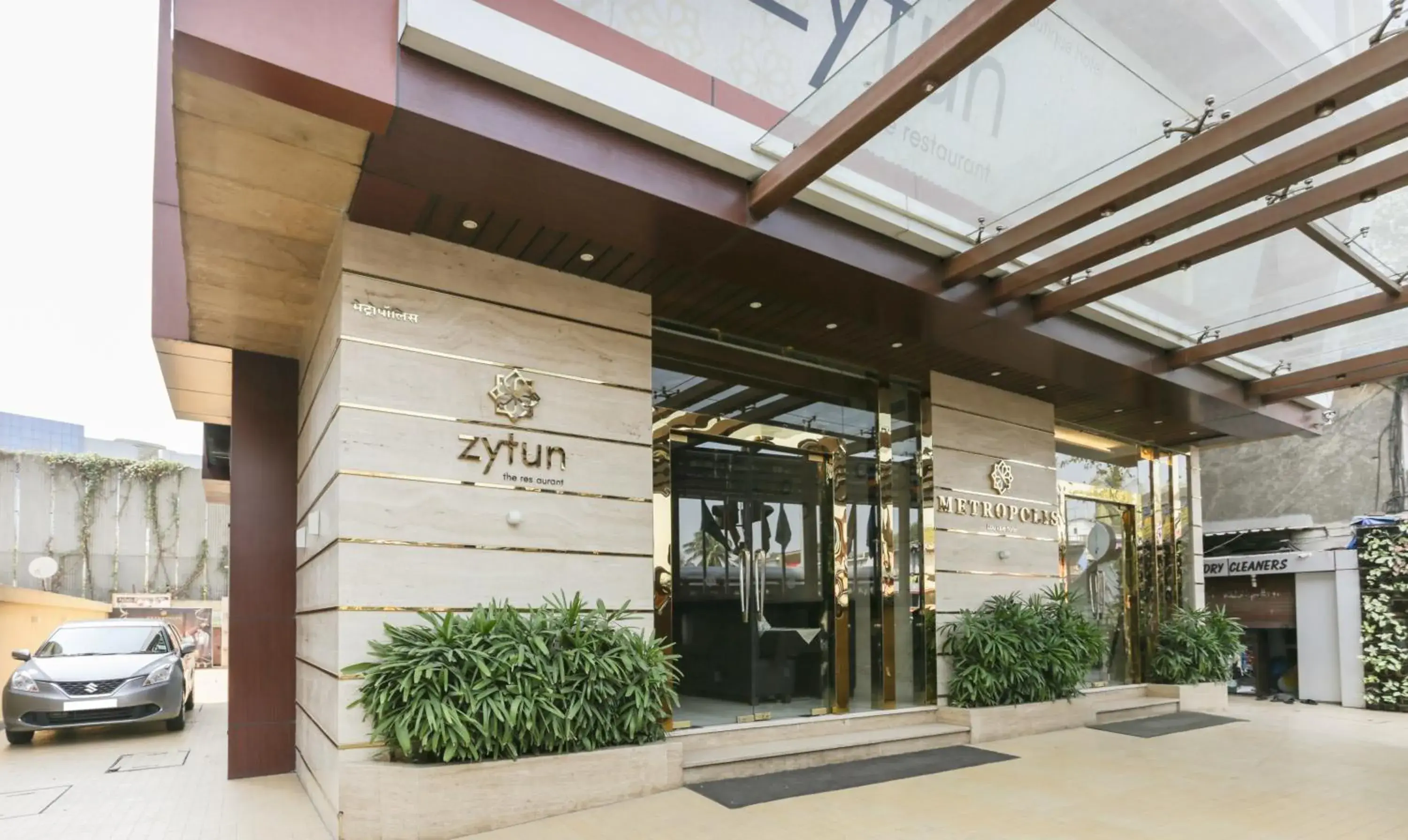 Facade/entrance in Hotel Metropolis Facade/entrance in Hotel Metropolis