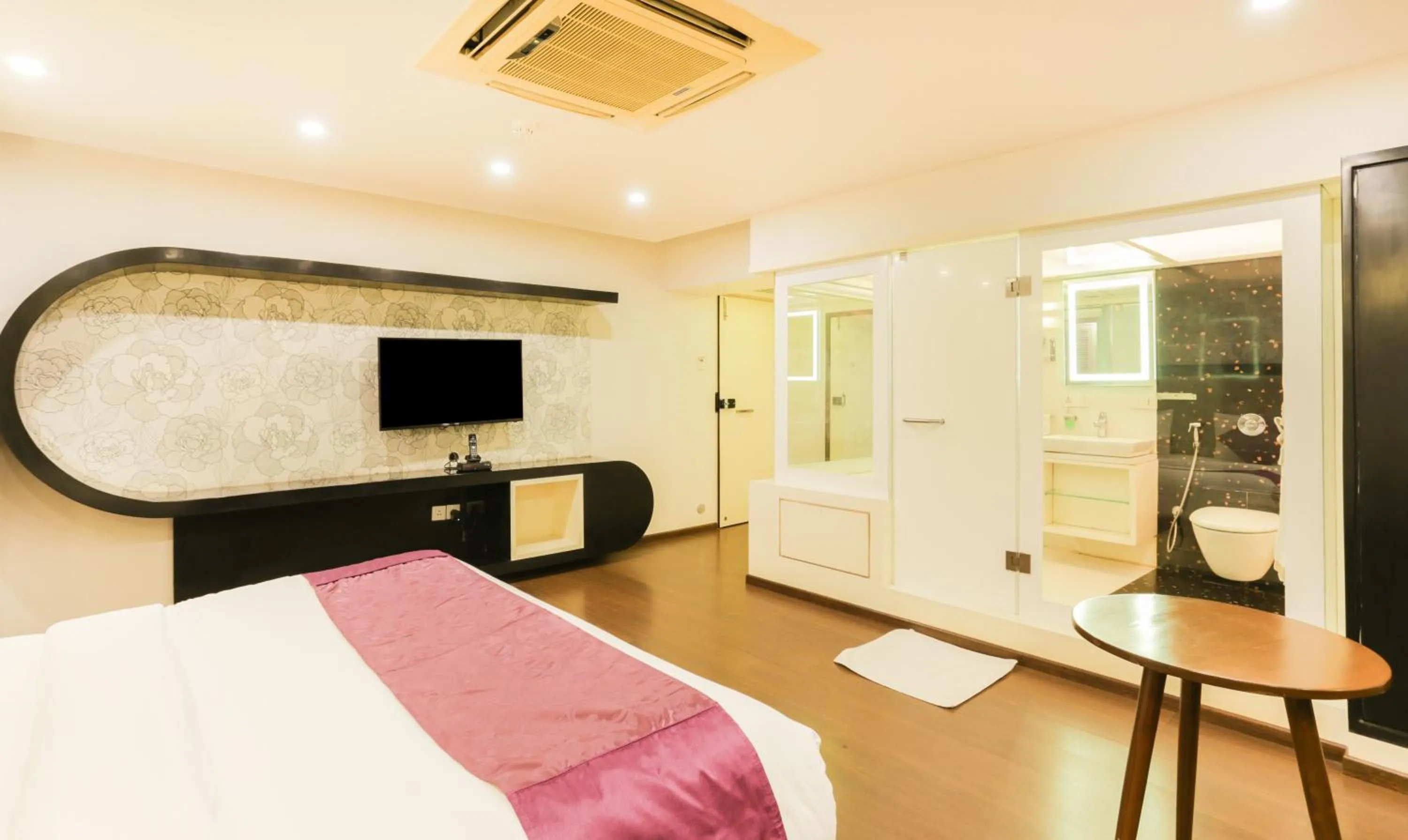 Communal lounge/ TV room, Bed in Hotel Metropolis