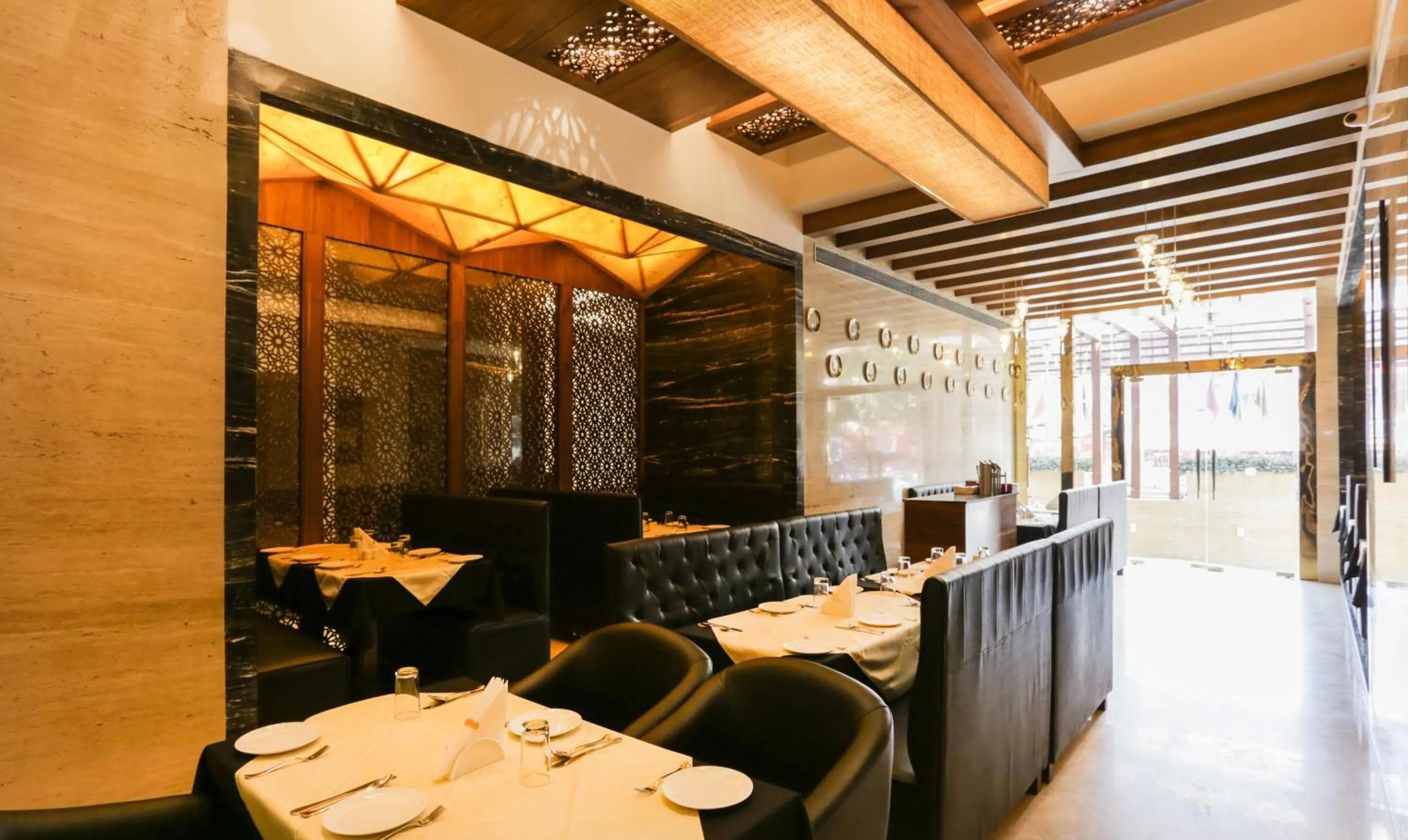 Restaurant/places to eat in Hotel Metropolis