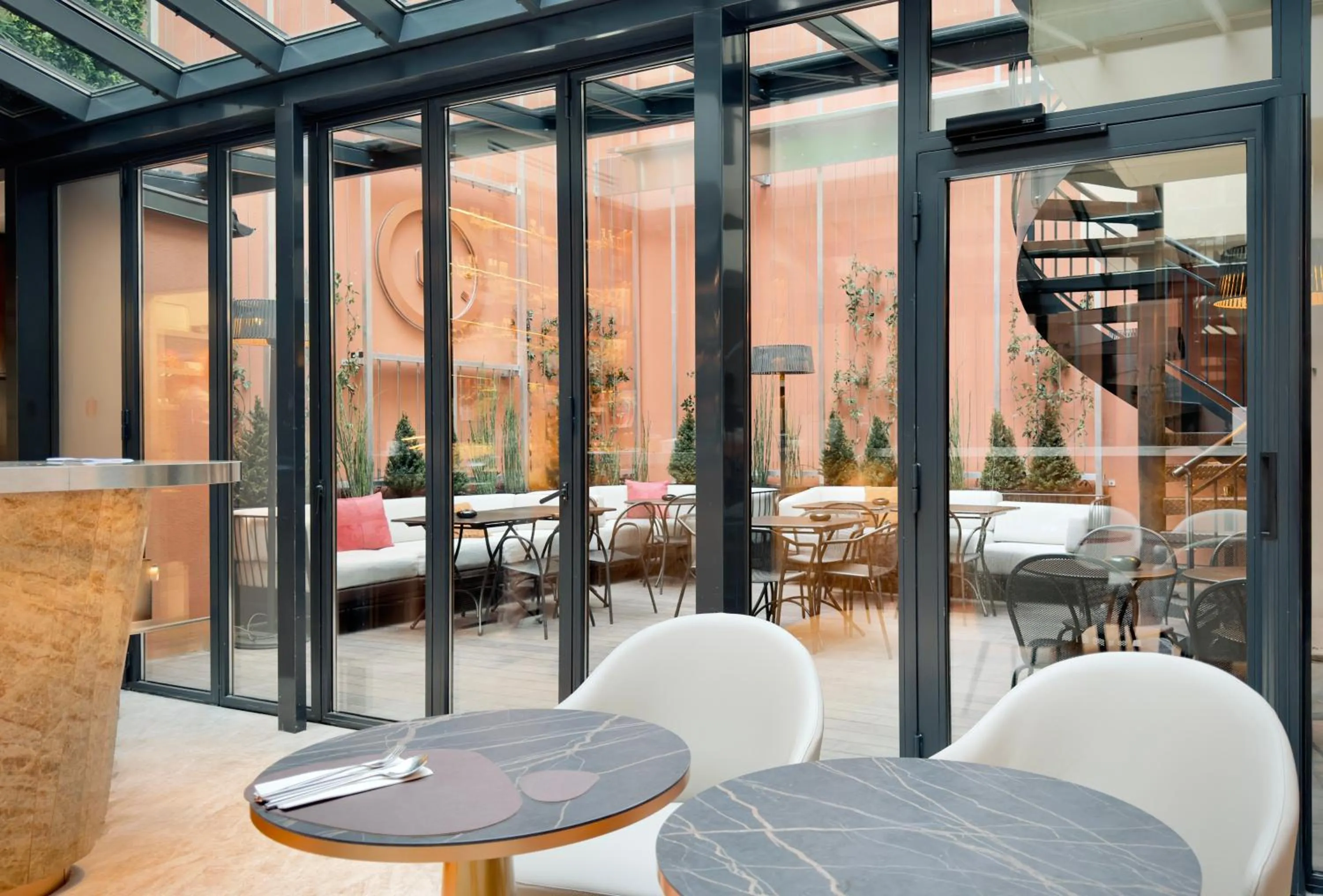 Patio in Perpetual Elysée Montaigne