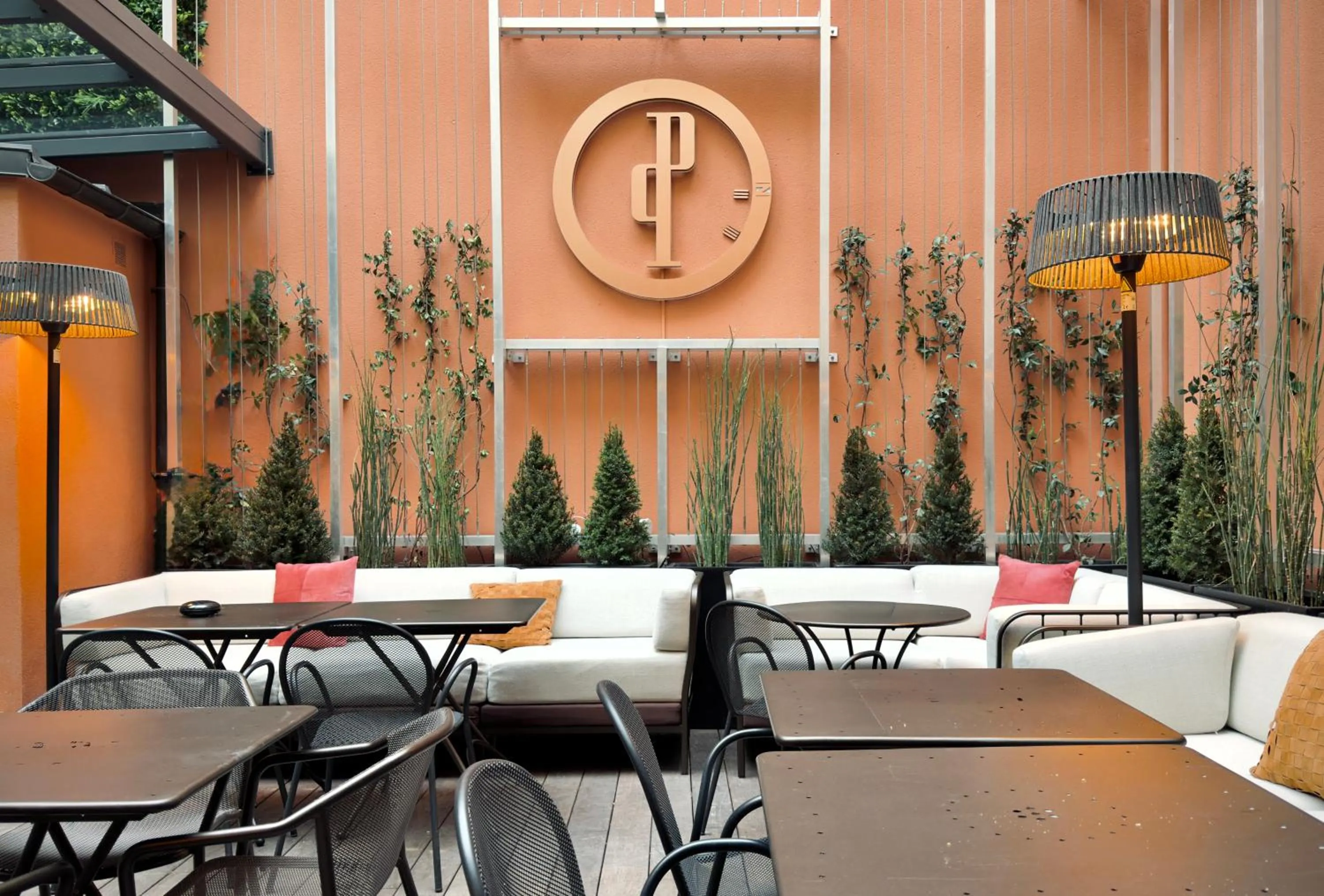 Patio in Perpetual Elysée Montaigne