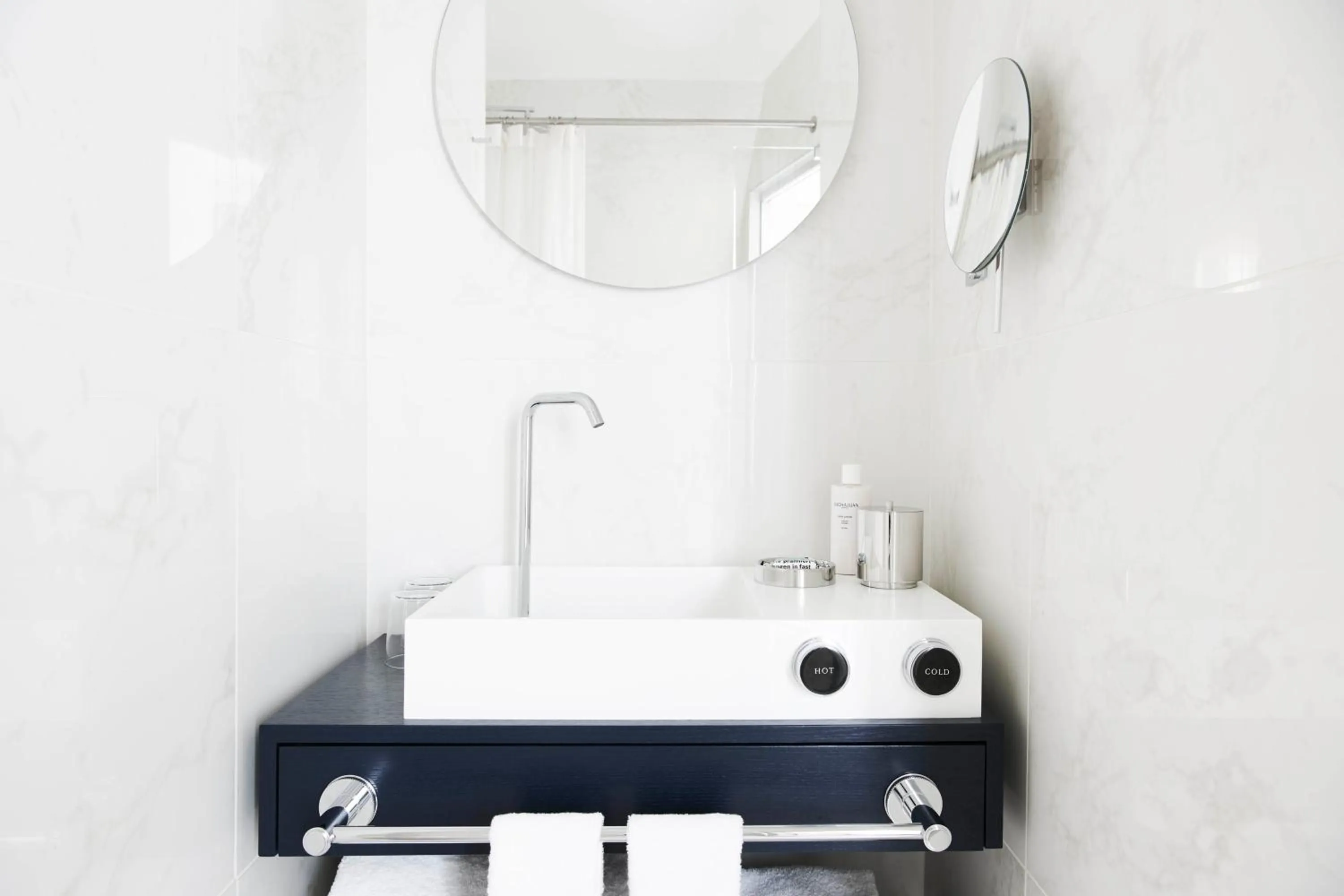 Bathroom in Perpetual Elysée Montaigne